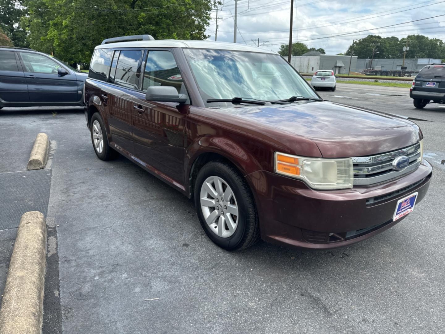 2009 Burgundy Ford Flex SE FWD (2FMDK51C79B) with an 3.5L V6 DOHC 24V engine, 6-Speed Automatic transmission, located at 5700 Curlew Drive, Norfolk, VA, 23502, (757) 455-6330, 36.841885, -76.209412 - Photo#5