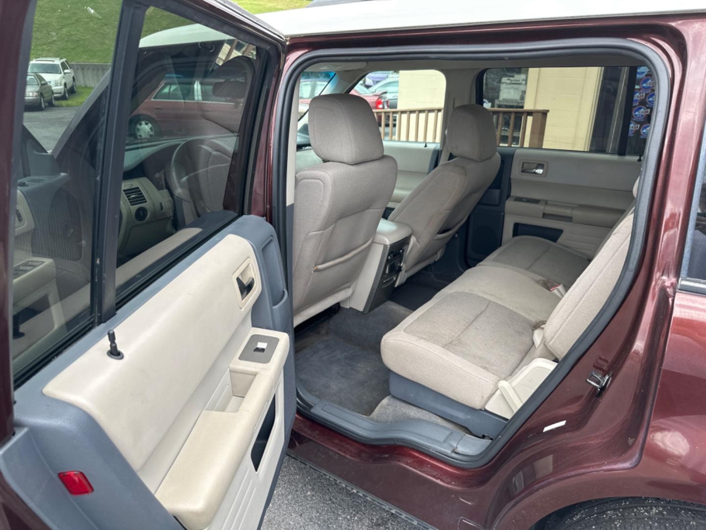 2009 Burgundy Ford Flex SE FWD (2FMDK51C79B) with an 3.5L V6 DOHC 24V engine, 6-Speed Automatic transmission, located at 5700 Curlew Drive, Norfolk, VA, 23502, (757) 455-6330, 36.841885, -76.209412 - Photo#9