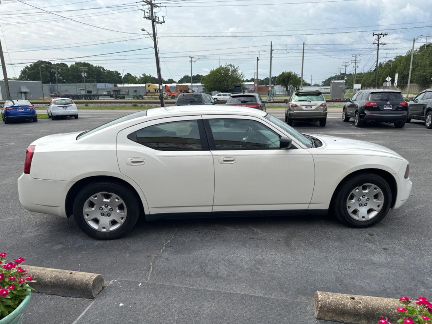 2007 WHITE Dodge Charger SE (2B3KA43R17H) with an 2.7L V6 DOHC 24V engine, 5-Speed Automatic Overdrive transmission, located at 5700 Curlew Drive, Norfolk, VA, 23502, (757) 455-6330, 36.841885, -76.209412 - Photo#4