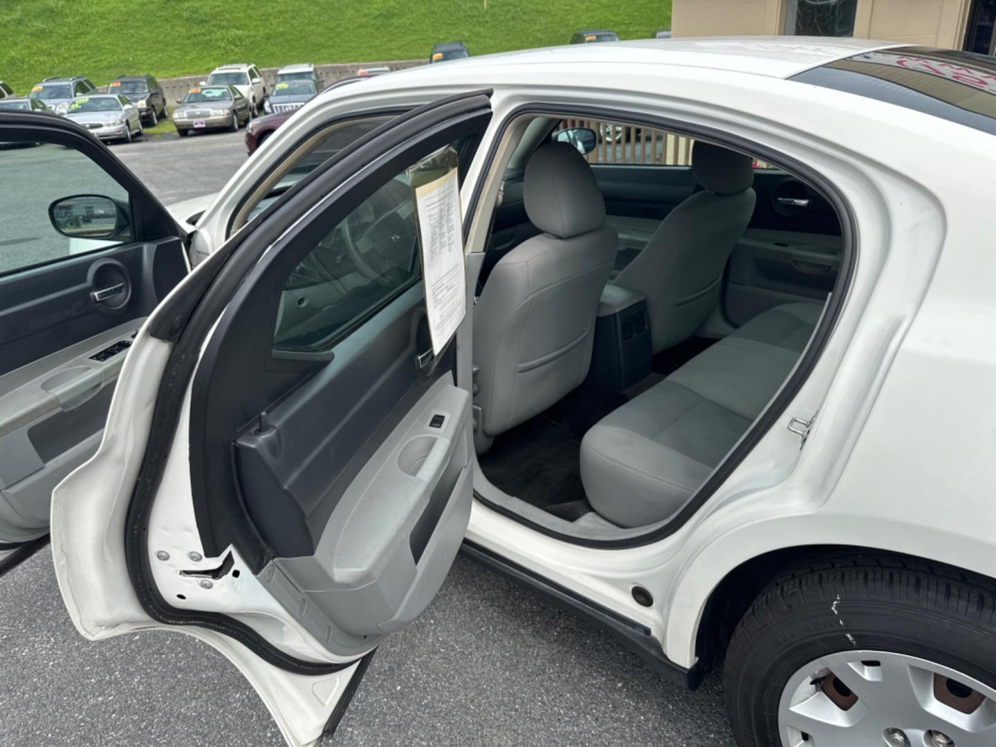 2007 WHITE Dodge Charger SE (2B3KA43R17H) with an 2.7L V6 DOHC 24V engine, 5-Speed Automatic Overdrive transmission, located at 5700 Curlew Drive, Norfolk, VA, 23502, (757) 455-6330, 36.841885, -76.209412 - Photo#8