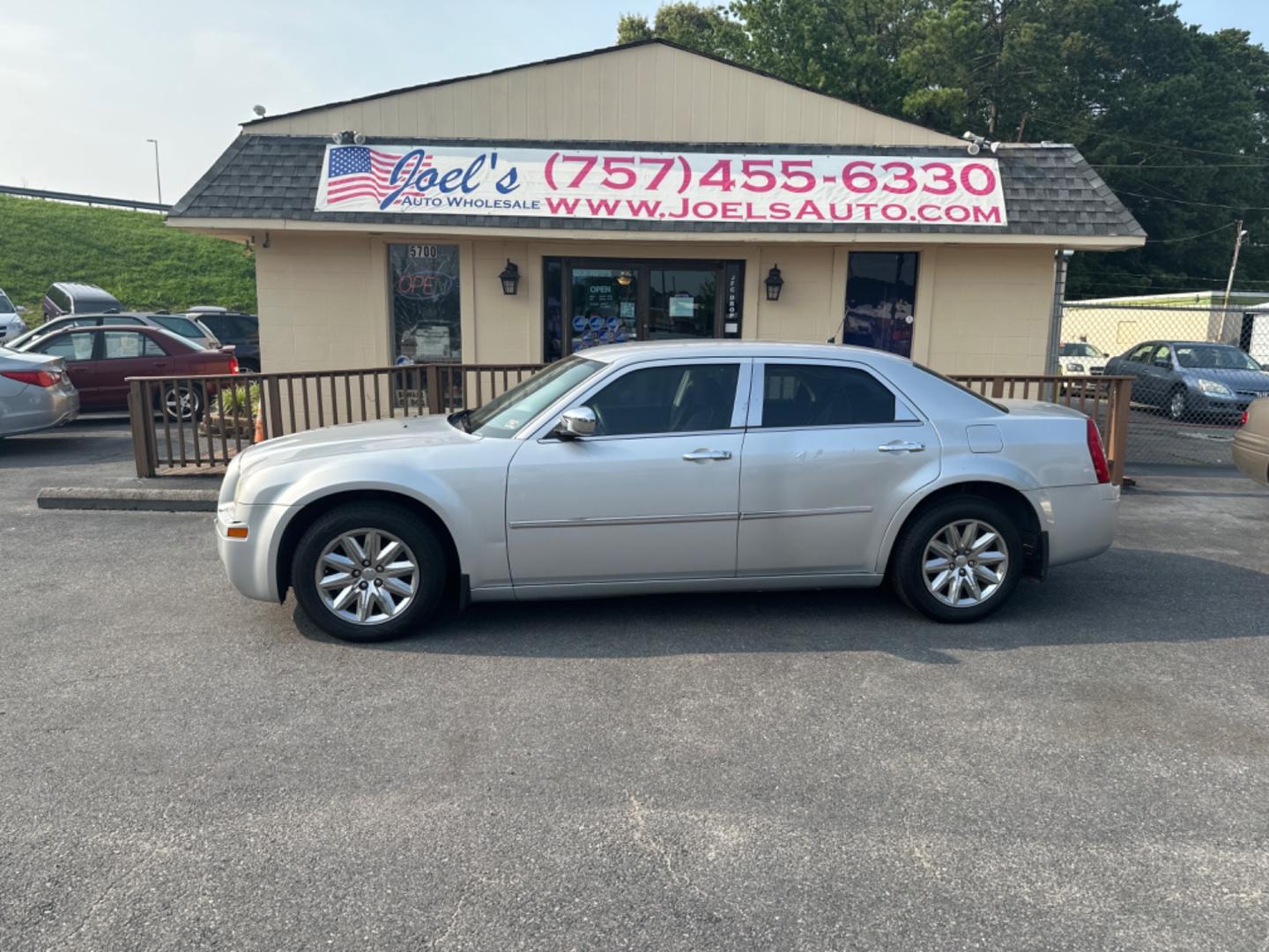 2008 Silver Chrysler 300 LX (2C3KA43R58H) with an 2.7L V6 DOHC 24V engine, 4-Speed Automatic Overdrive transmission, located at 5700 Curlew Drive, Norfolk, VA, 23502, (757) 455-6330, 36.841885, -76.209412 - Photo#0