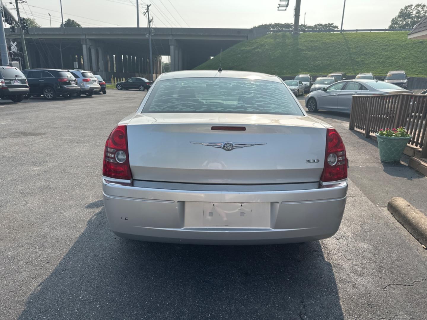 2008 Silver Chrysler 300 LX (2C3KA43R58H) with an 2.7L V6 DOHC 24V engine, 4-Speed Automatic Overdrive transmission, located at 5700 Curlew Drive, Norfolk, VA, 23502, (757) 455-6330, 36.841885, -76.209412 - Photo#3