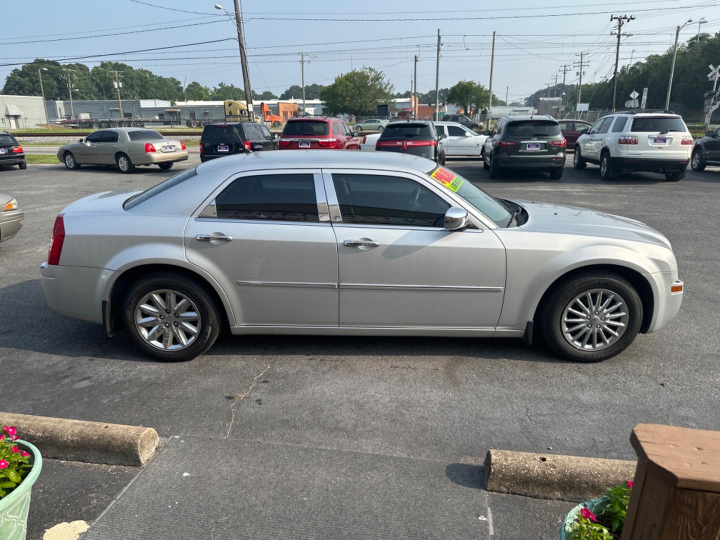 2008 Silver Chrysler 300 LX (2C3KA43R58H) with an 2.7L V6 DOHC 24V engine, 4-Speed Automatic Overdrive transmission, located at 5700 Curlew Drive, Norfolk, VA, 23502, (757) 455-6330, 36.841885, -76.209412 - Photo#4