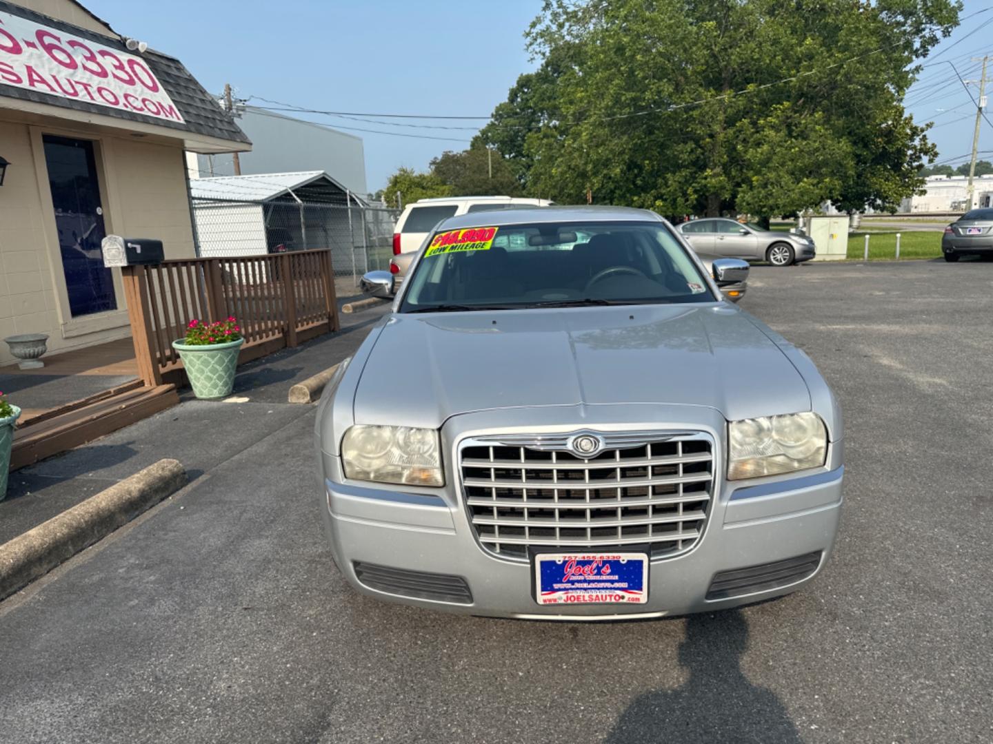 2008 Silver Chrysler 300 LX (2C3KA43R58H) with an 2.7L V6 DOHC 24V engine, 4-Speed Automatic Overdrive transmission, located at 5700 Curlew Drive, Norfolk, VA, 23502, (757) 455-6330, 36.841885, -76.209412 - Photo#5