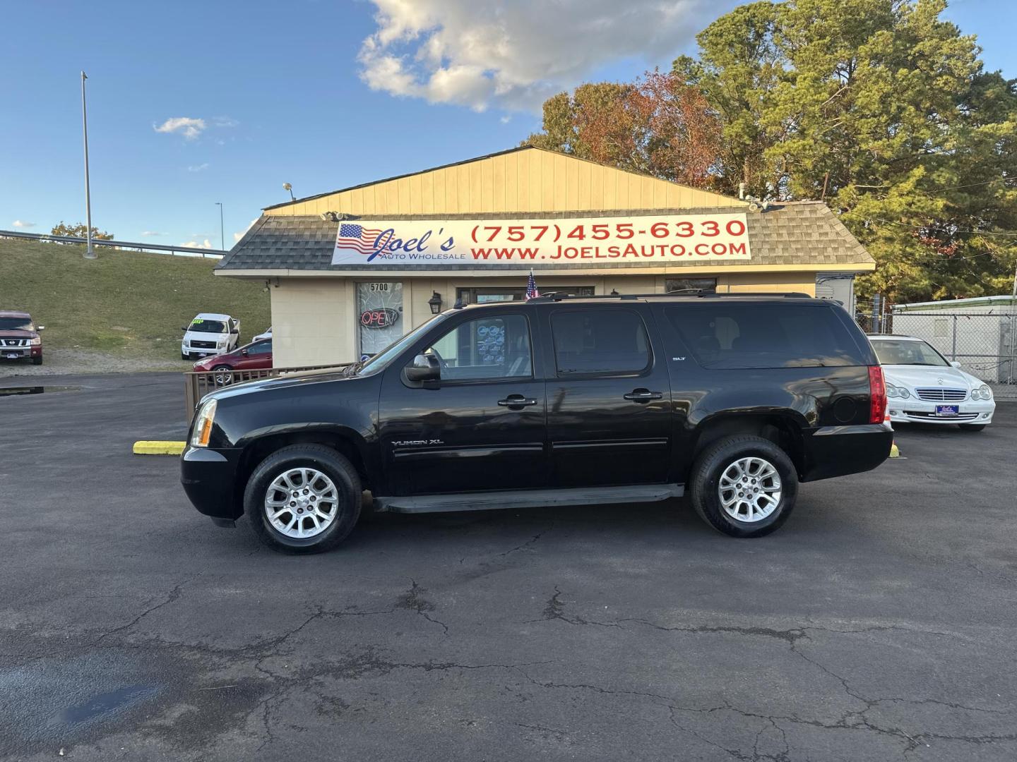 2011 Black GMC Yukon XL SLT-1 1/2 Ton 2WD (1GKS1KE05BR) with an 5.3L V8 OHV 16V FFV engine, 4-Speed Automatic transmission, located at 5700 Curlew Drive, Norfolk, VA, 23502, (757) 455-6330, 36.841885, -76.209412 - Photo#1