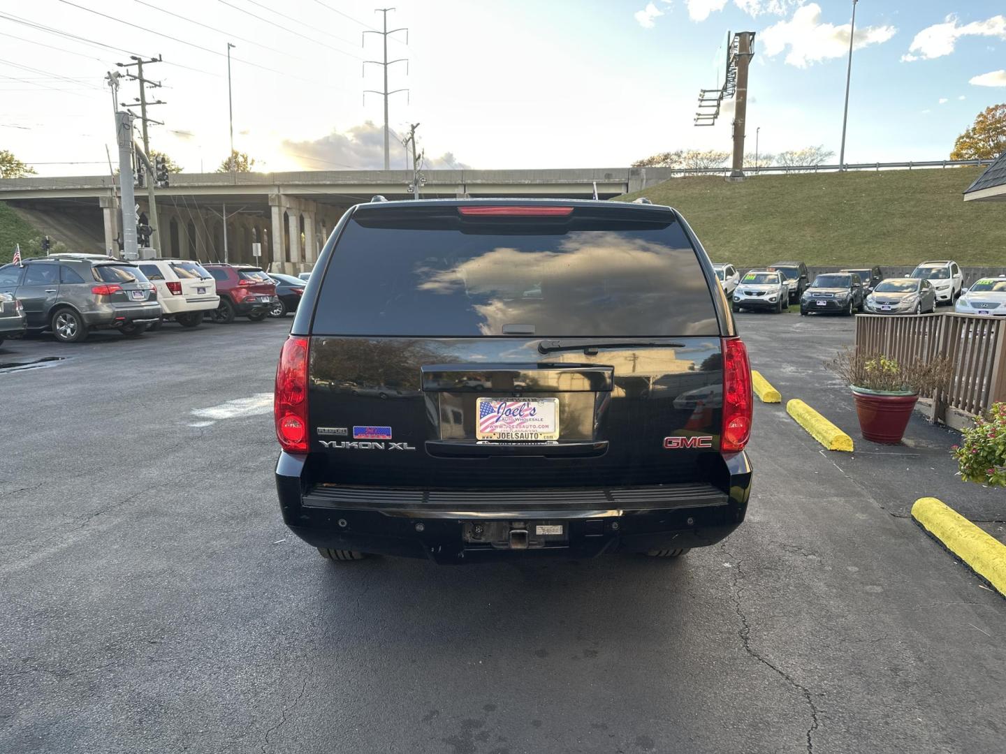 2011 Black GMC Yukon XL SLT-1 1/2 Ton 2WD (1GKS1KE05BR) with an 5.3L V8 OHV 16V FFV engine, 4-Speed Automatic transmission, located at 5700 Curlew Drive, Norfolk, VA, 23502, (757) 455-6330, 36.841885, -76.209412 - Photo#3