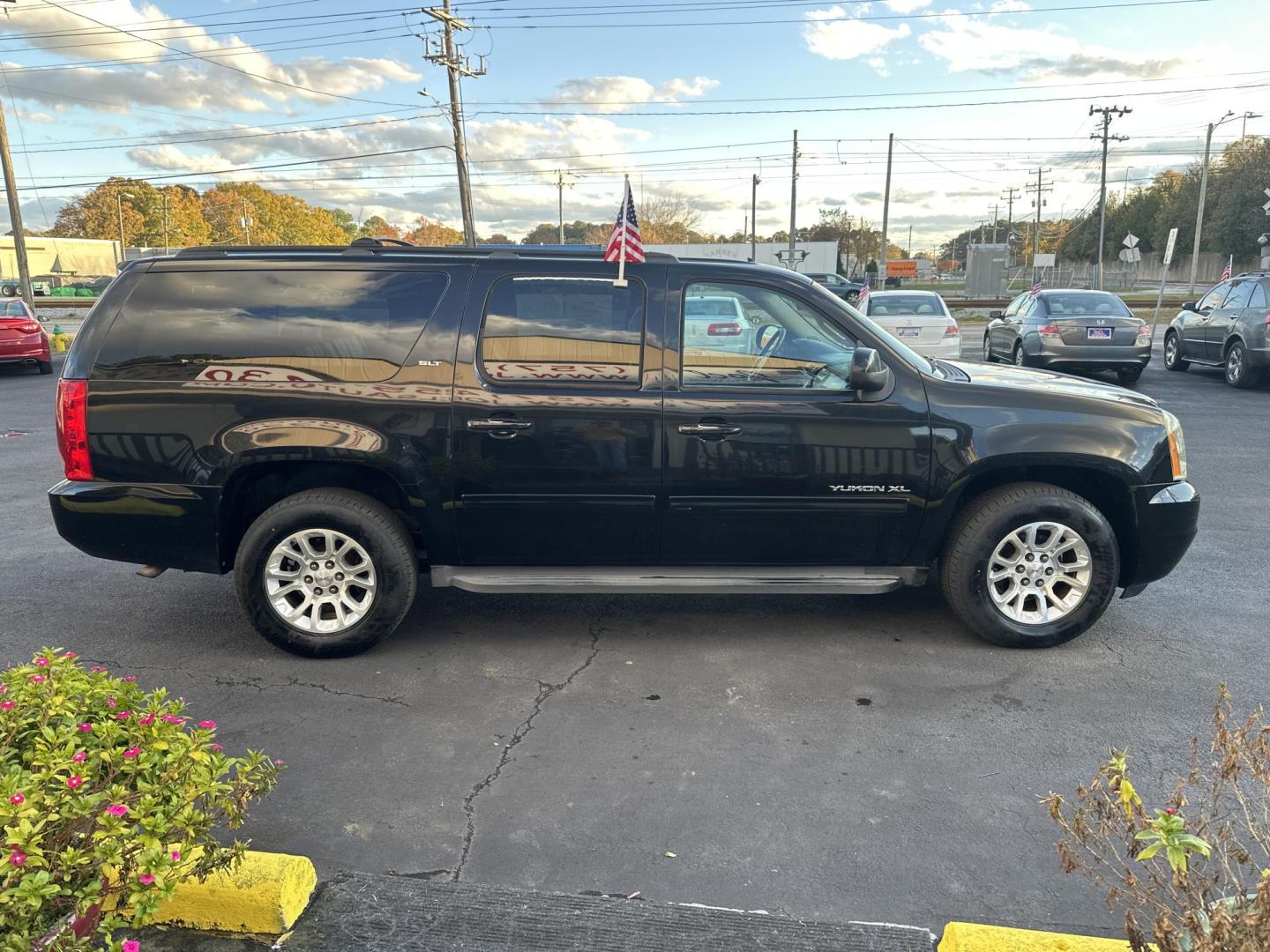 2011 Black GMC Yukon XL SLT-1 1/2 Ton 2WD (1GKS1KE05BR) with an 5.3L V8 OHV 16V FFV engine, 4-Speed Automatic transmission, located at 5700 Curlew Drive, Norfolk, VA, 23502, (757) 455-6330, 36.841885, -76.209412 - Photo#4