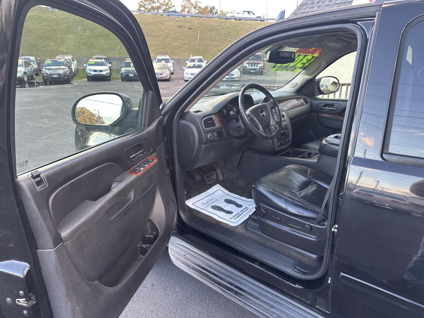 2011 Black GMC Yukon XL SLT-1 1/2 Ton 2WD (1GKS1KE05BR) with an 5.3L V8 OHV 16V FFV engine, 4-Speed Automatic transmission, located at 5700 Curlew Drive, Norfolk, VA, 23502, (757) 455-6330, 36.841885, -76.209412 - Photo#8