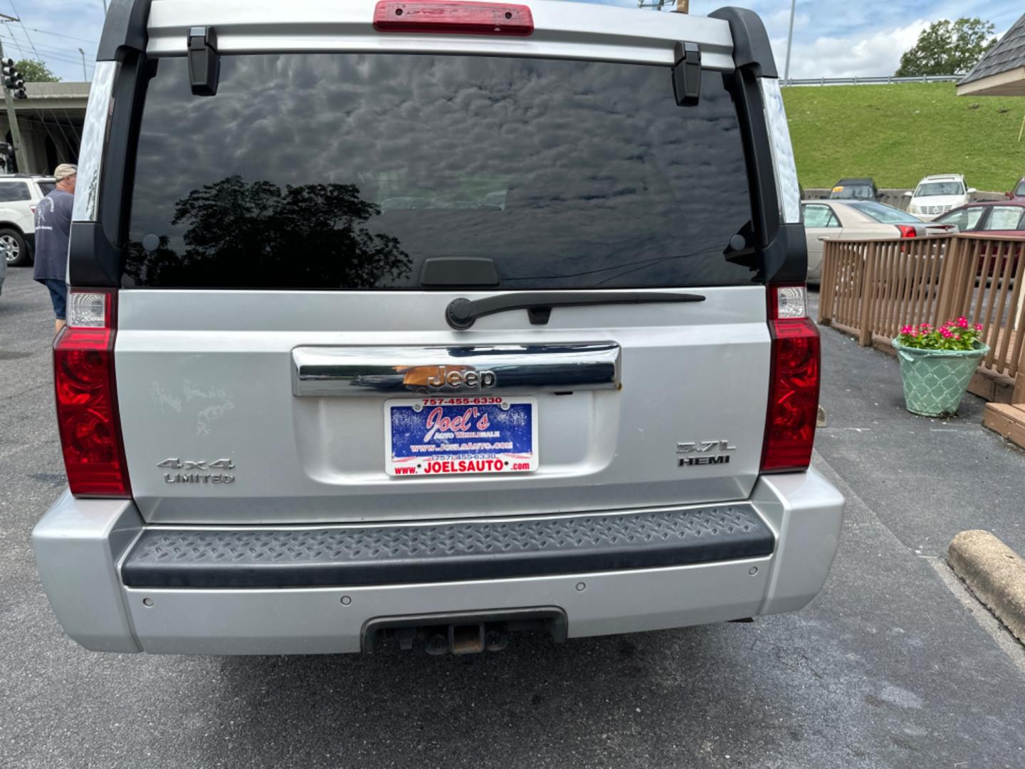 2006 Silver Jeep Commander Limited 4WD (1J8HG58246C) with an 5.7L V8 OHV 16V engine, 5-Speed Automatic Overdrive transmission, located at 5700 Curlew Drive, Norfolk, VA, 23502, (757) 455-6330, 36.841885, -76.209412 - Photo#4