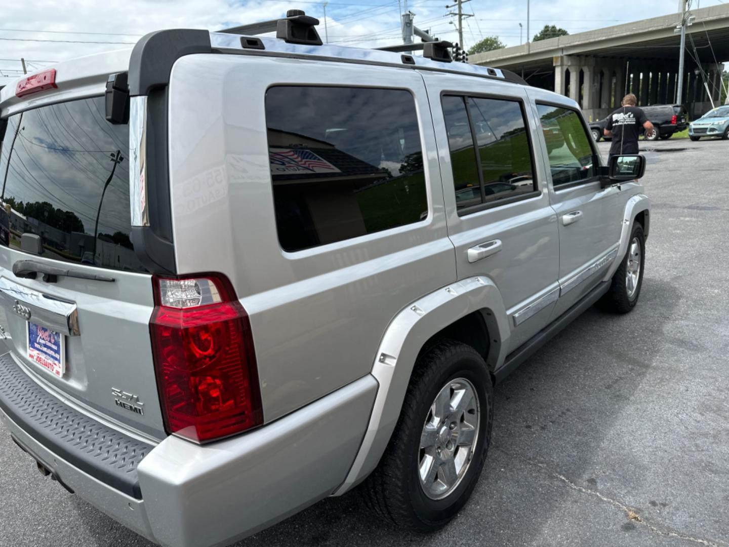 2006 Silver Jeep Commander Limited 4WD (1J8HG58246C) with an 5.7L V8 OHV 16V engine, 5-Speed Automatic Overdrive transmission, located at 5700 Curlew Drive, Norfolk, VA, 23502, (757) 455-6330, 36.841885, -76.209412 - Photo#5