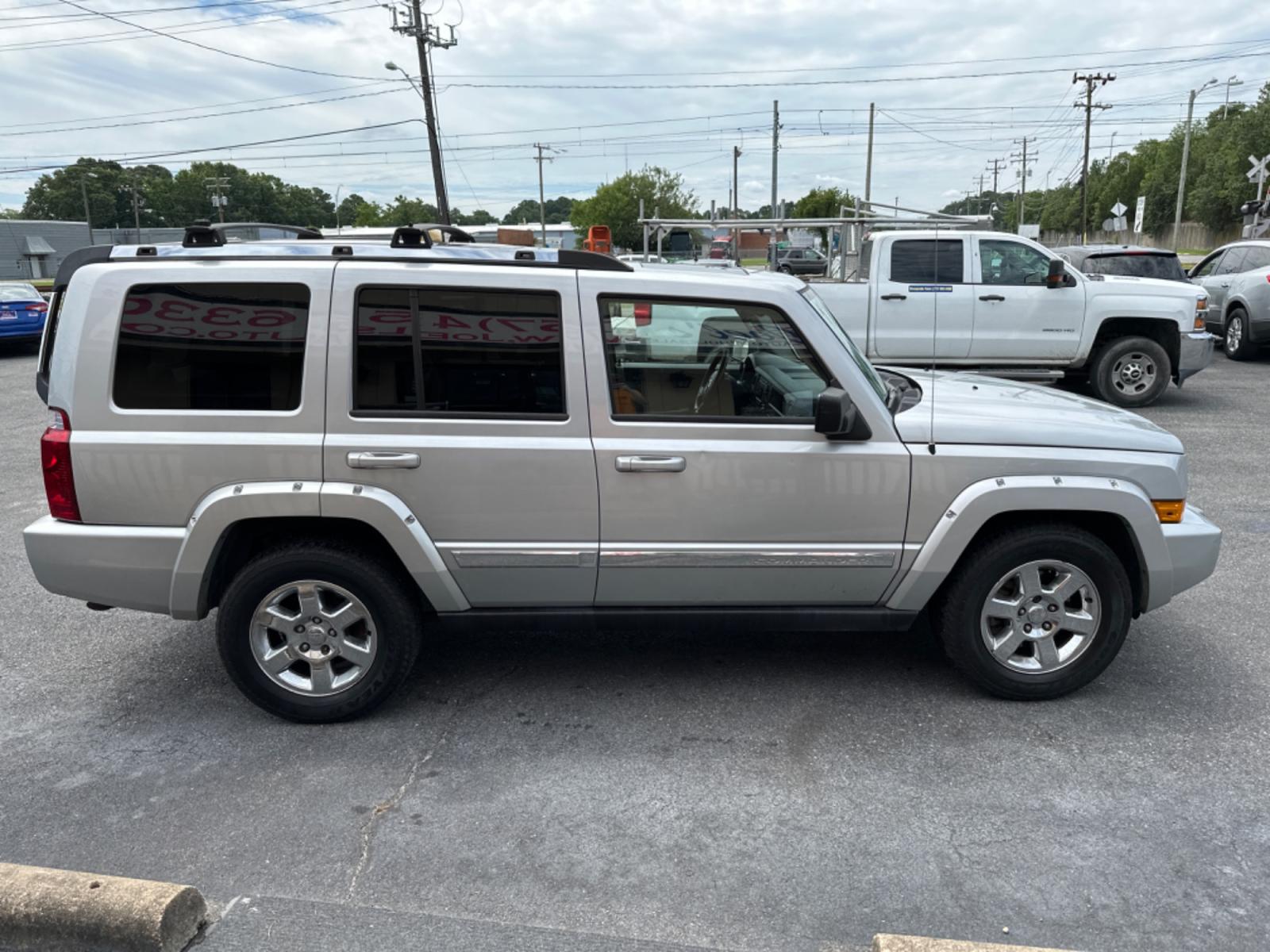 2006 Silver Jeep Commander Limited 4WD (1J8HG58246C) with an 5.7L V8 OHV 16V engine, 5-Speed Automatic Overdrive transmission, located at 5700 Curlew Drive, Norfolk, VA, 23502, (757) 455-6330, 36.841885, -76.209412 - Photo #6
