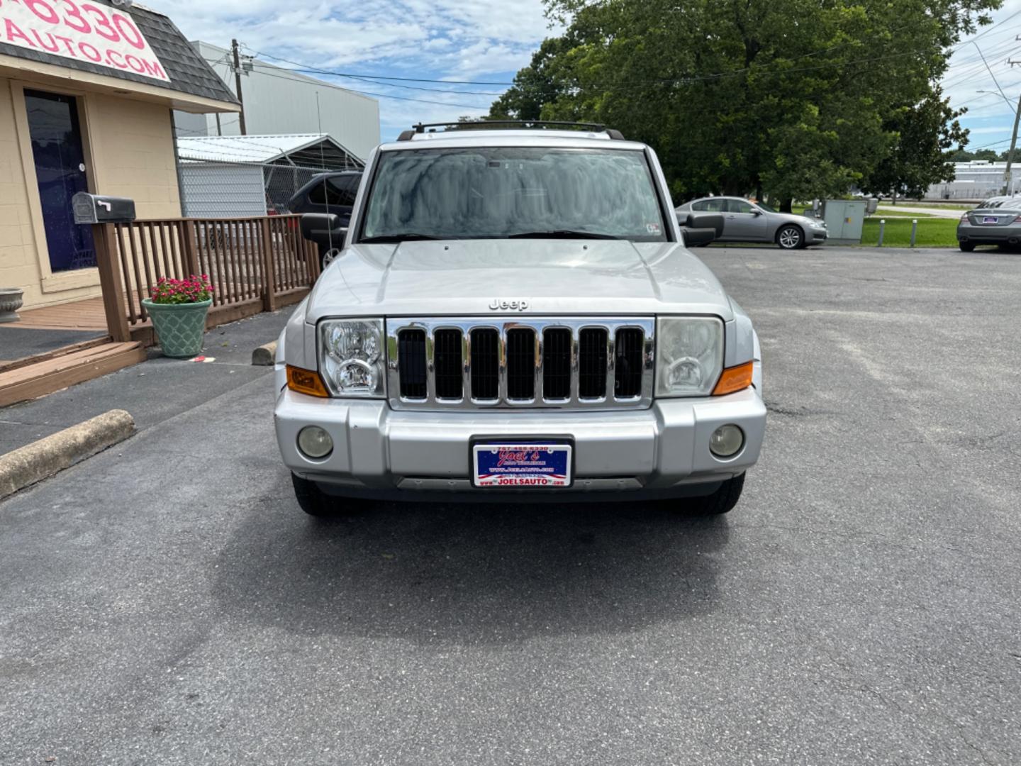 2006 Silver Jeep Commander Limited 4WD (1J8HG58246C) with an 5.7L V8 OHV 16V engine, 5-Speed Automatic Overdrive transmission, located at 5700 Curlew Drive, Norfolk, VA, 23502, (757) 455-6330, 36.841885, -76.209412 - Photo#7