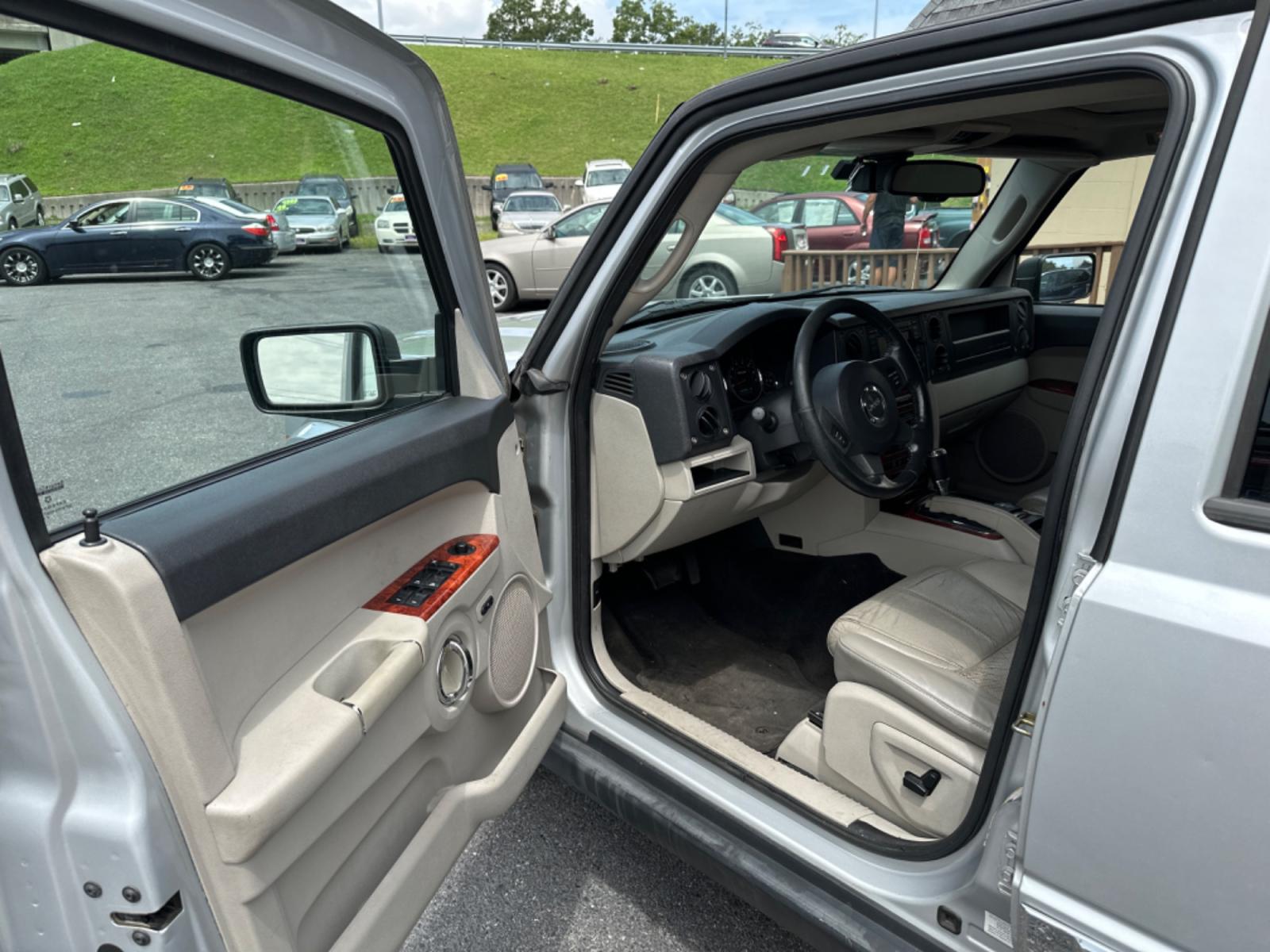 2006 Silver Jeep Commander Limited 4WD (1J8HG58246C) with an 5.7L V8 OHV 16V engine, 5-Speed Automatic Overdrive transmission, located at 5700 Curlew Drive, Norfolk, VA, 23502, (757) 455-6330, 36.841885, -76.209412 - Photo #8