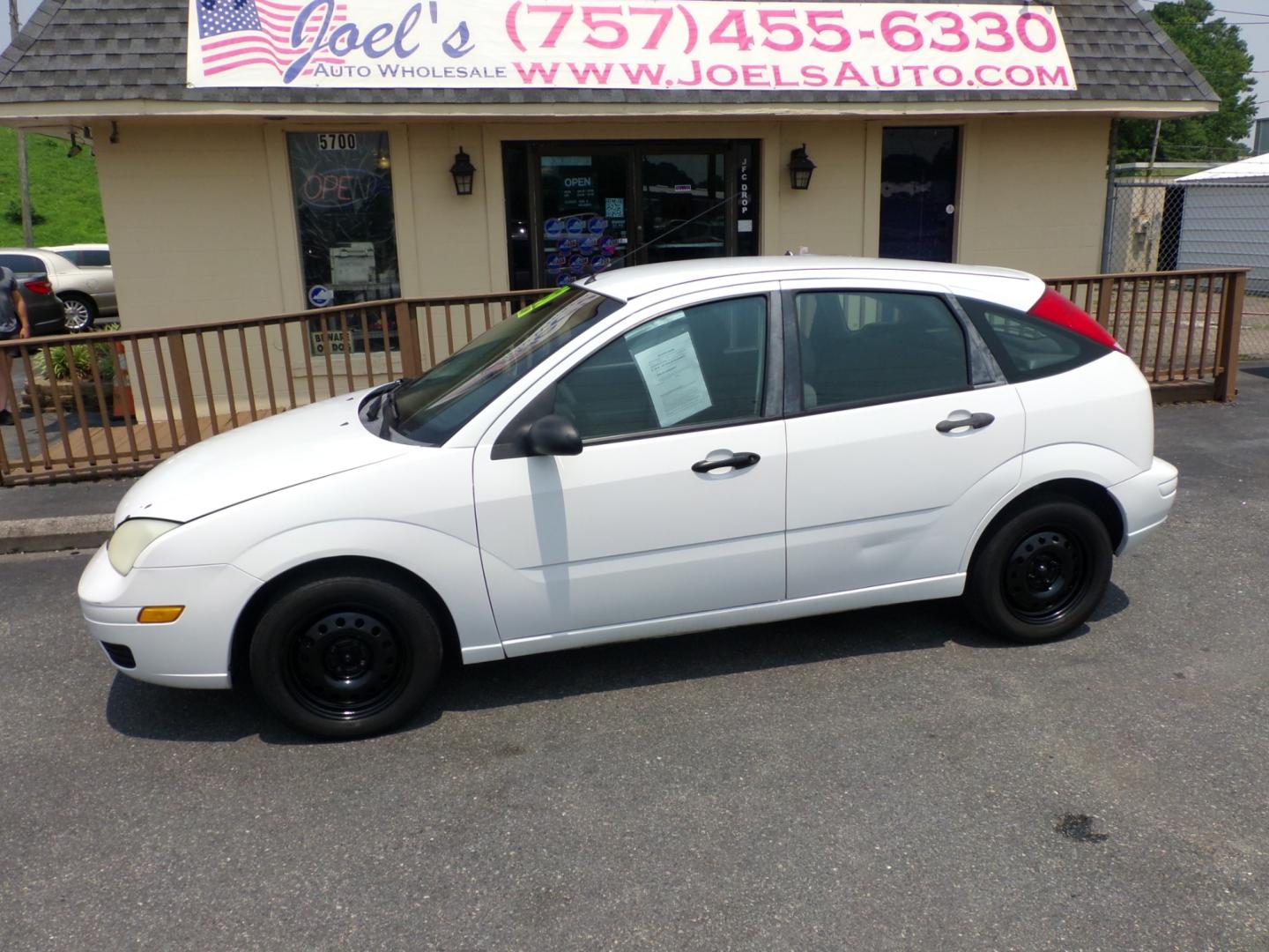 2007 WHITE Ford Focus ZX5 S (1FAHP37N87W) with an 2.0L L4 DOHC 16V engine, located at 5700 Curlew Drive, Norfolk, VA, 23502, (757) 455-6330, 36.841885, -76.209412 - Photo#0