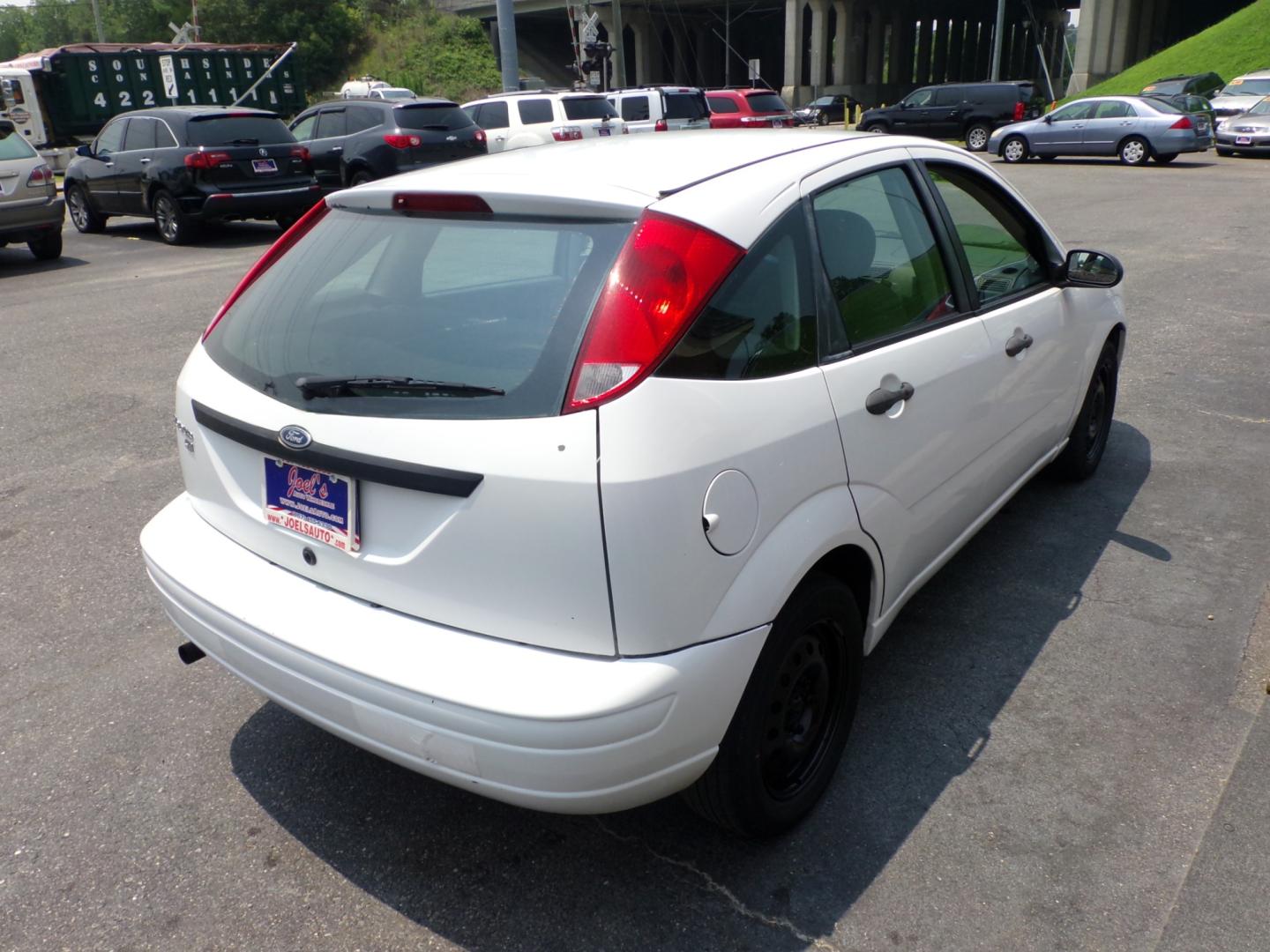 2007 WHITE Ford Focus ZX5 S (1FAHP37N87W) with an 2.0L L4 DOHC 16V engine, located at 5700 Curlew Drive, Norfolk, VA, 23502, (757) 455-6330, 36.841885, -76.209412 - Photo#8