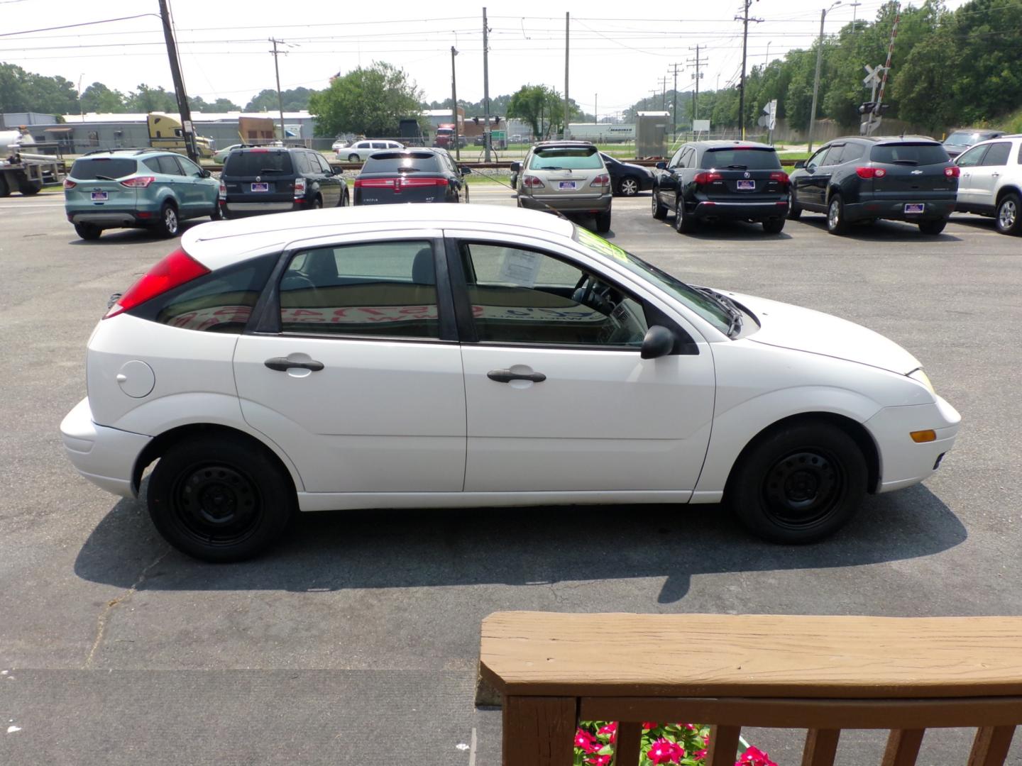 2007 WHITE Ford Focus ZX5 S (1FAHP37N87W) with an 2.0L L4 DOHC 16V engine, located at 5700 Curlew Drive, Norfolk, VA, 23502, (757) 455-6330, 36.841885, -76.209412 - Photo#9