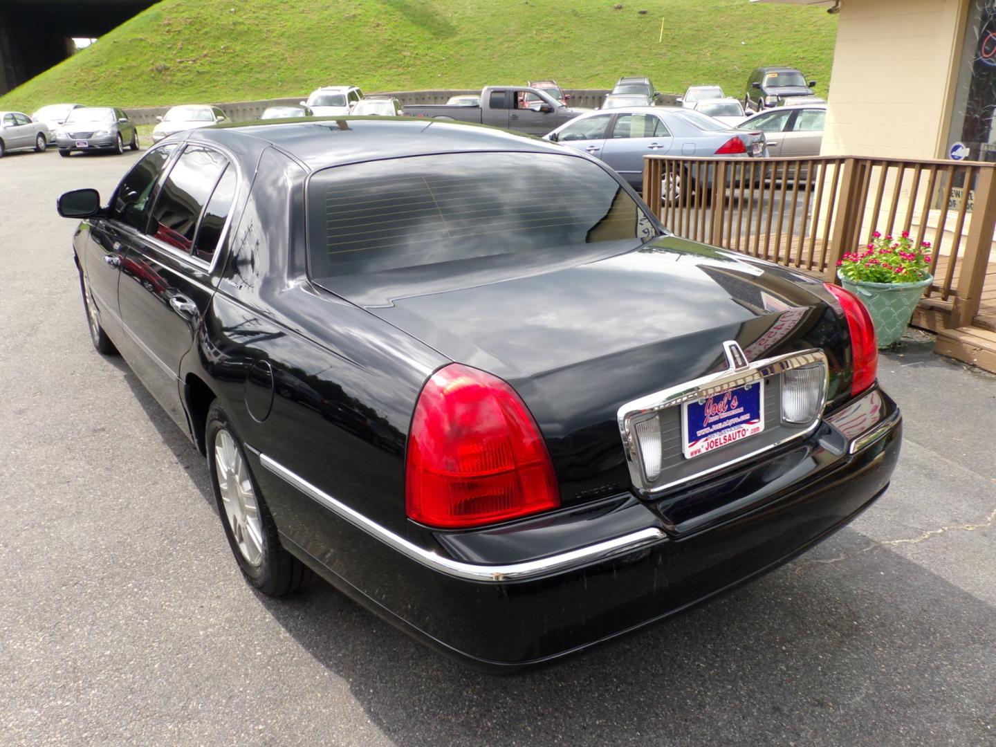 2011 Black Lincoln Town Car Executive L (2LNBL8EV8BX) with an 4.6L V8 SOHC 16V FFV engine, 4-Speed Automatic transmission, located at 5700 Curlew Drive, Norfolk, VA, 23502, (757) 455-6330, 36.841885, -76.209412 - Photo#10