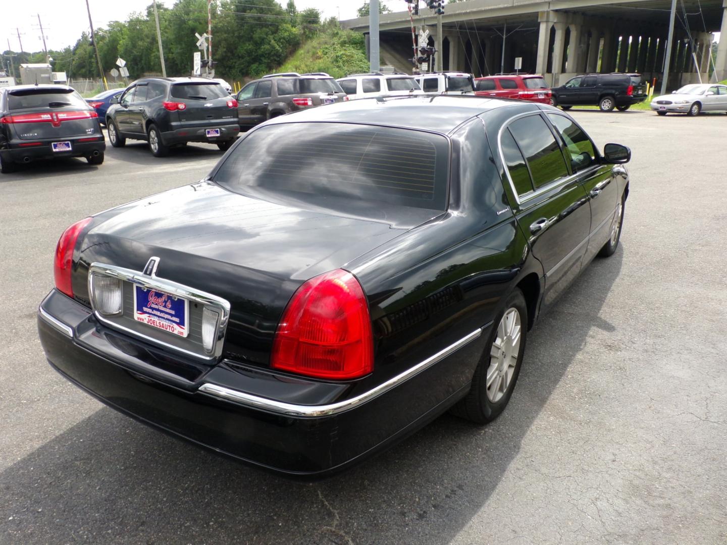 2011 Black Lincoln Town Car Executive L (2LNBL8EV8BX) with an 4.6L V8 SOHC 16V FFV engine, 4-Speed Automatic transmission, located at 5700 Curlew Drive, Norfolk, VA, 23502, (757) 455-6330, 36.841885, -76.209412 - Photo#12