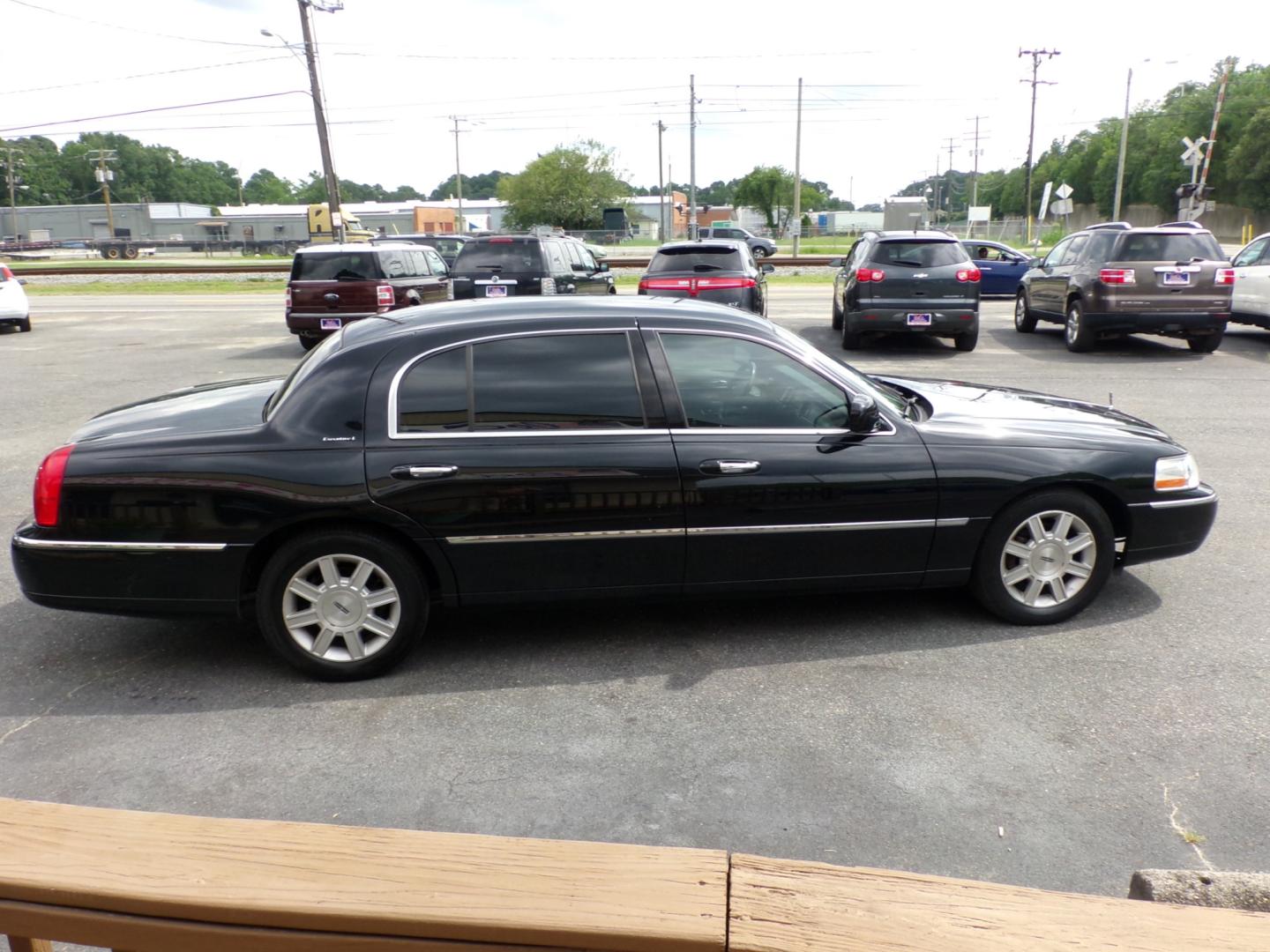 2011 Black Lincoln Town Car Executive L (2LNBL8EV8BX) with an 4.6L V8 SOHC 16V FFV engine, 4-Speed Automatic transmission, located at 5700 Curlew Drive, Norfolk, VA, 23502, (757) 455-6330, 36.841885, -76.209412 - Photo#13