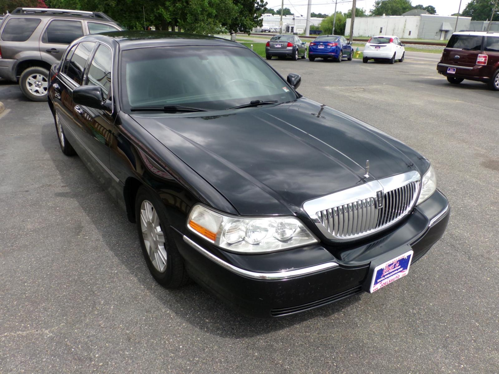 2011 Black Lincoln Town Car Executive L (2LNBL8EV8BX) with an 4.6L V8 SOHC 16V FFV engine, 4-Speed Automatic transmission, located at 5700 Curlew Drive, Norfolk, VA, 23502, (757) 455-6330, 36.841885, -76.209412 - Photo #4