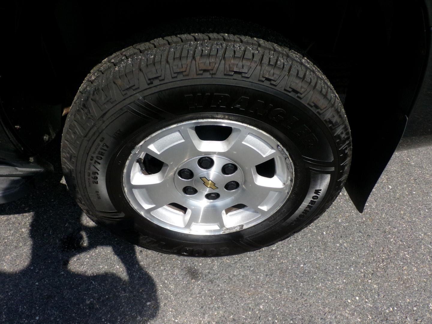 2009 Black Chevrolet Tahoe LT1 4WD (1GNFK23059R) with an 5.3L V8 OHV 16V FFV engine, 4-Speed Automatic Overdrive transmission, located at 5700 Curlew Drive, Norfolk, VA, 23502, (757) 455-6330, 36.841885, -76.209412 - Photo#12