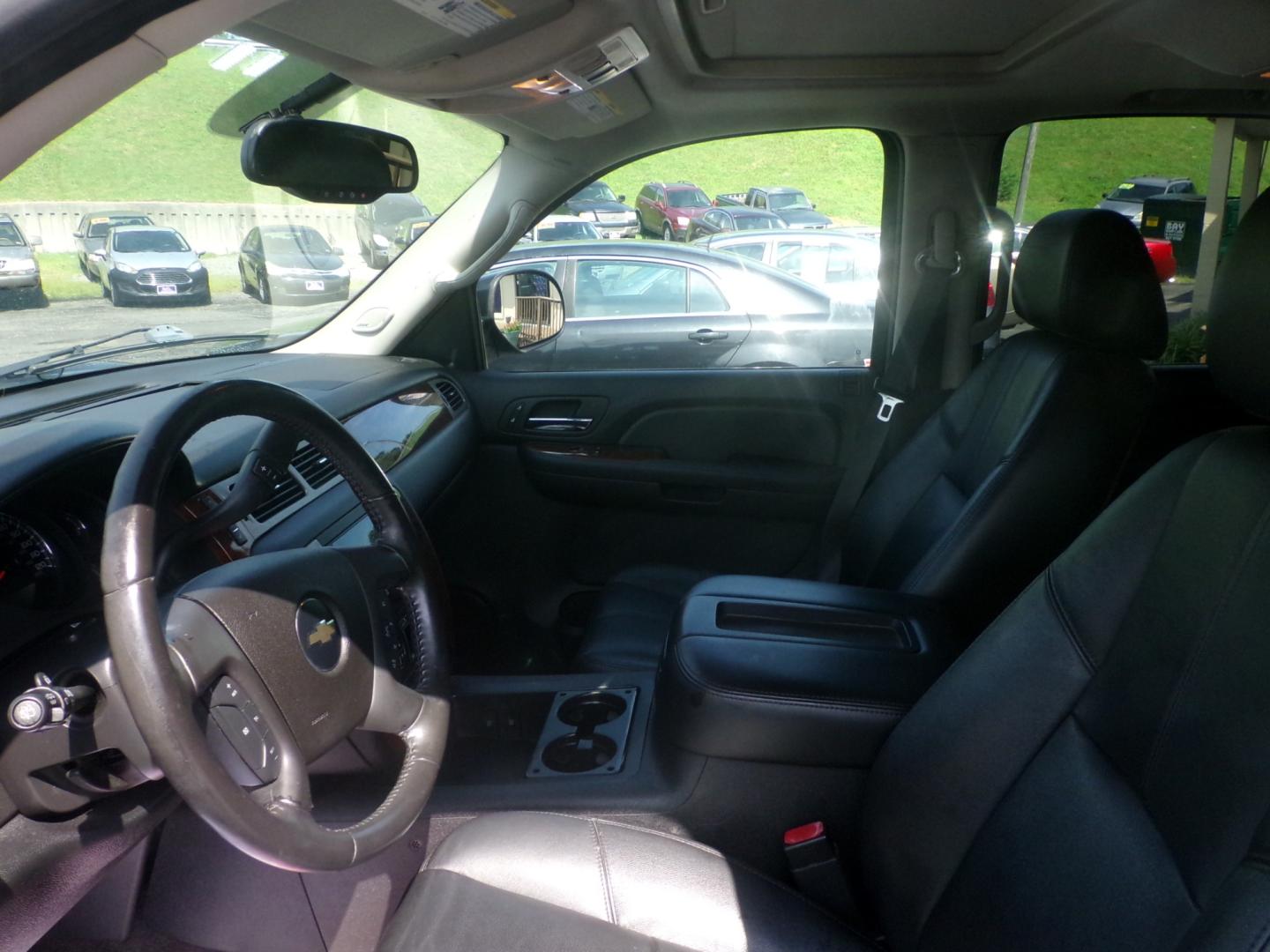 2009 Black Chevrolet Tahoe LT1 4WD (1GNFK23059R) with an 5.3L V8 OHV 16V FFV engine, 4-Speed Automatic Overdrive transmission, located at 5700 Curlew Drive, Norfolk, VA, 23502, (757) 455-6330, 36.841885, -76.209412 - Photo#6