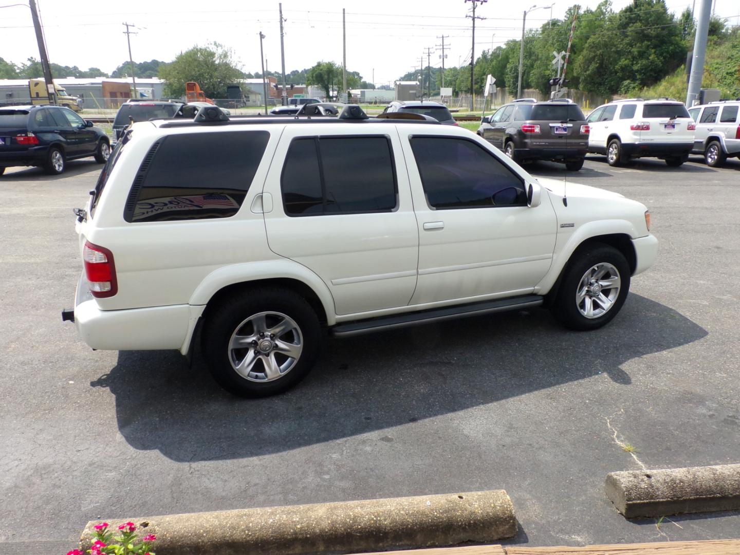 2004 WHITE Nissan Pathfinder LE Platinum Edition 4WD (JN8DR09Y54W) with an 3.5L V6 DOHC 24V engine, 4-Speed Automatic Overdrive transmission, located at 5700 Curlew Drive, Norfolk, VA, 23502, (757) 455-6330, 36.841885, -76.209412 - Photo#14