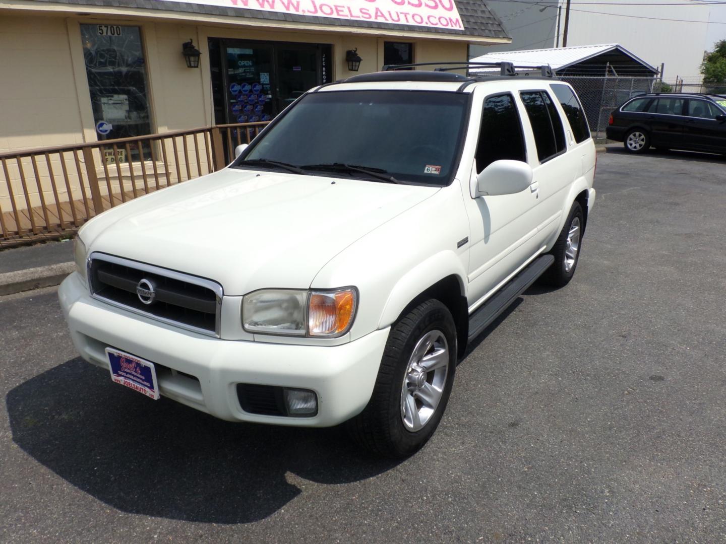 2004 WHITE Nissan Pathfinder LE Platinum Edition 4WD (JN8DR09Y54W) with an 3.5L V6 DOHC 24V engine, 4-Speed Automatic Overdrive transmission, located at 5700 Curlew Drive, Norfolk, VA, 23502, (757) 455-6330, 36.841885, -76.209412 - Photo#5