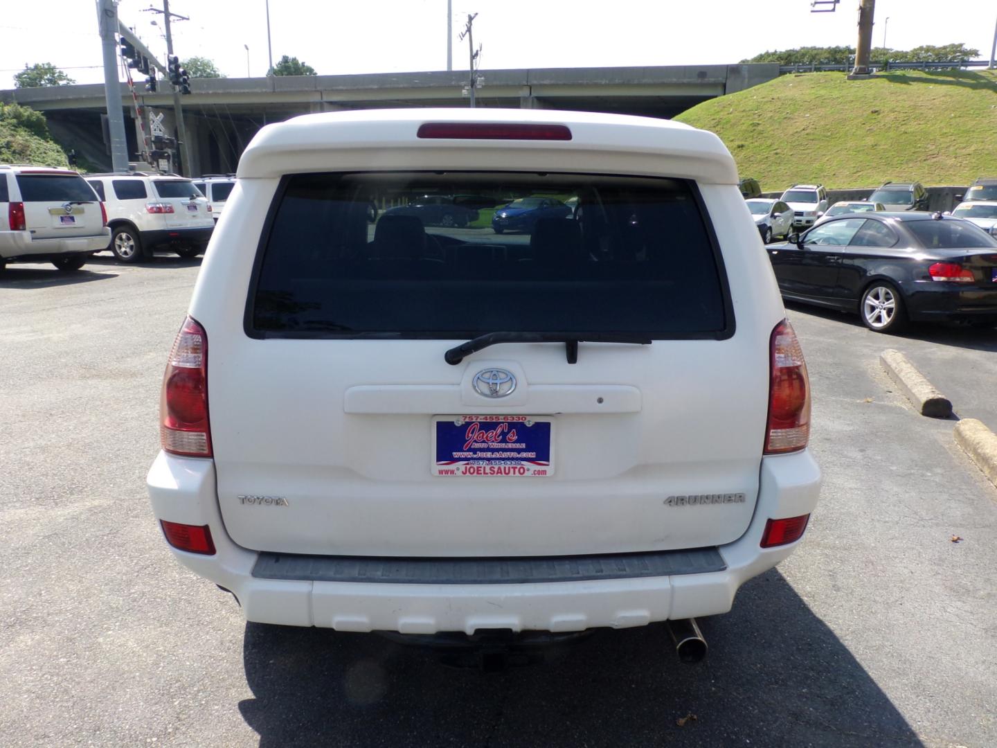 2005 WHITE Toyota 4Runner Limited V8 4WD (JTEBT17R050) with an 4.7L V8 DOHC 32V engine, 5-Speed Automatic Overdrive transmission, located at 5700 Curlew Drive, Norfolk, VA, 23502, (757) 455-6330, 36.841885, -76.209412 - Photo#12