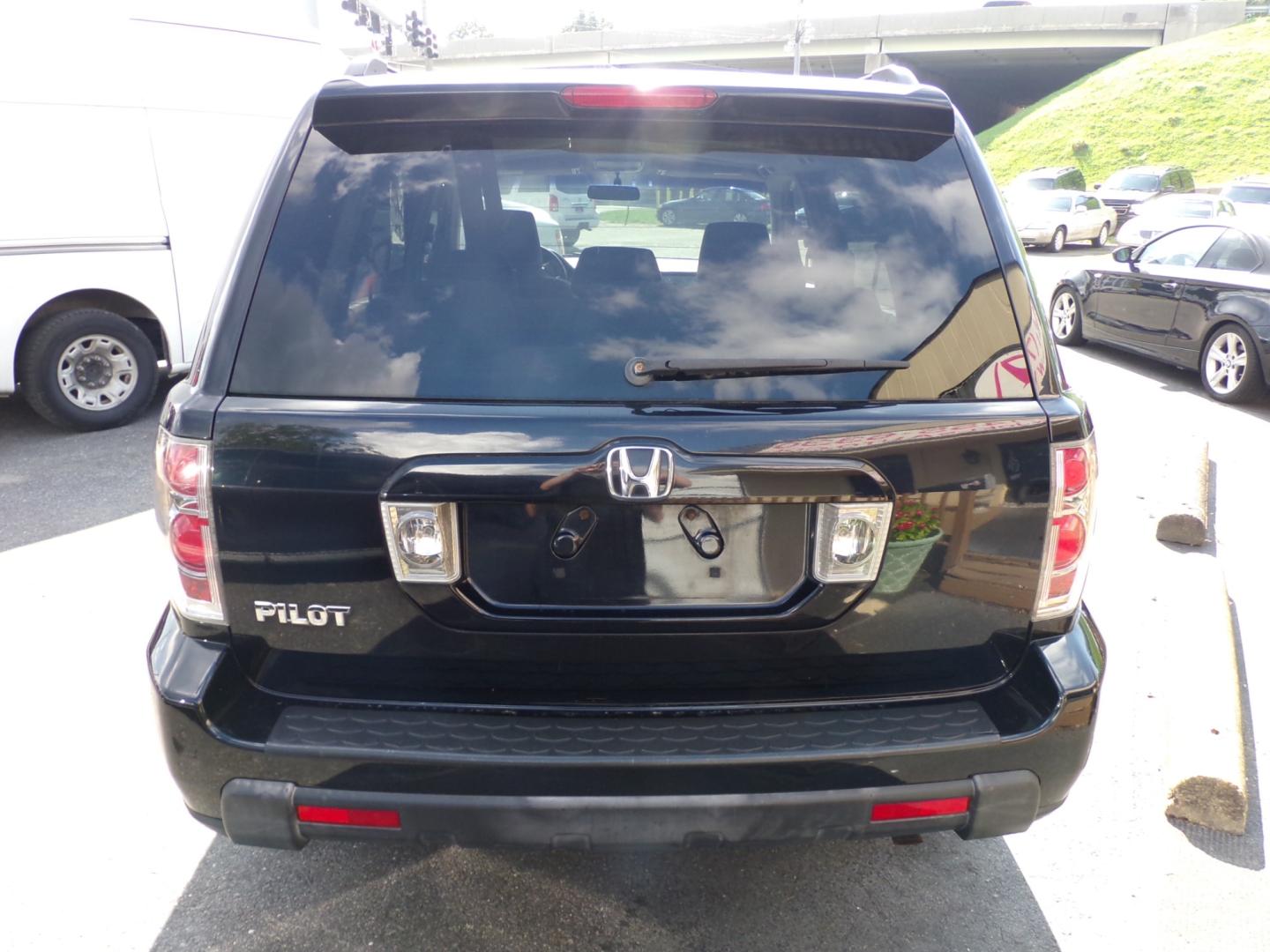 2006 Black Honda Pilot EX (5FNYF28426B) with an 3.5L V6 SOHC 24V engine, 5-Speed Automatic Overdrive transmission, located at 5700 Curlew Drive, Norfolk, VA, 23502, (757) 455-6330, 36.841885, -76.209412 - Photo#13