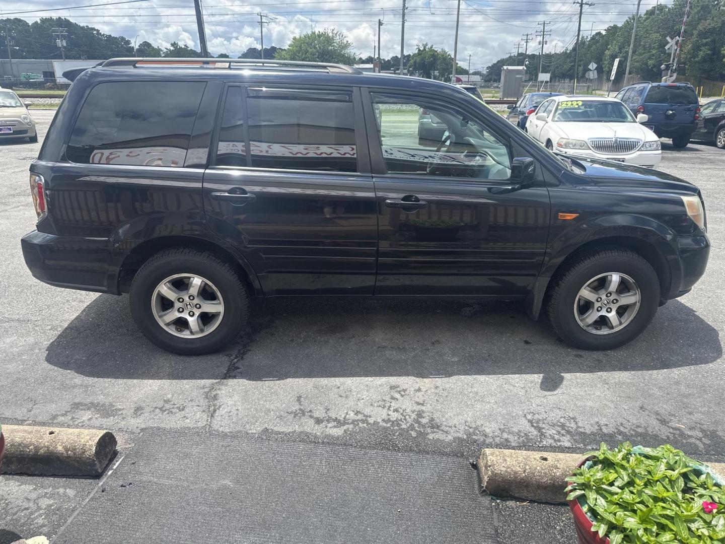 2006 Black Honda Pilot EX (5FNYF28426B) with an 3.5L V6 SOHC 24V engine, 5-Speed Automatic Overdrive transmission, located at 5700 Curlew Drive, Norfolk, VA, 23502, (757) 455-6330, 36.841885, -76.209412 - Photo#3
