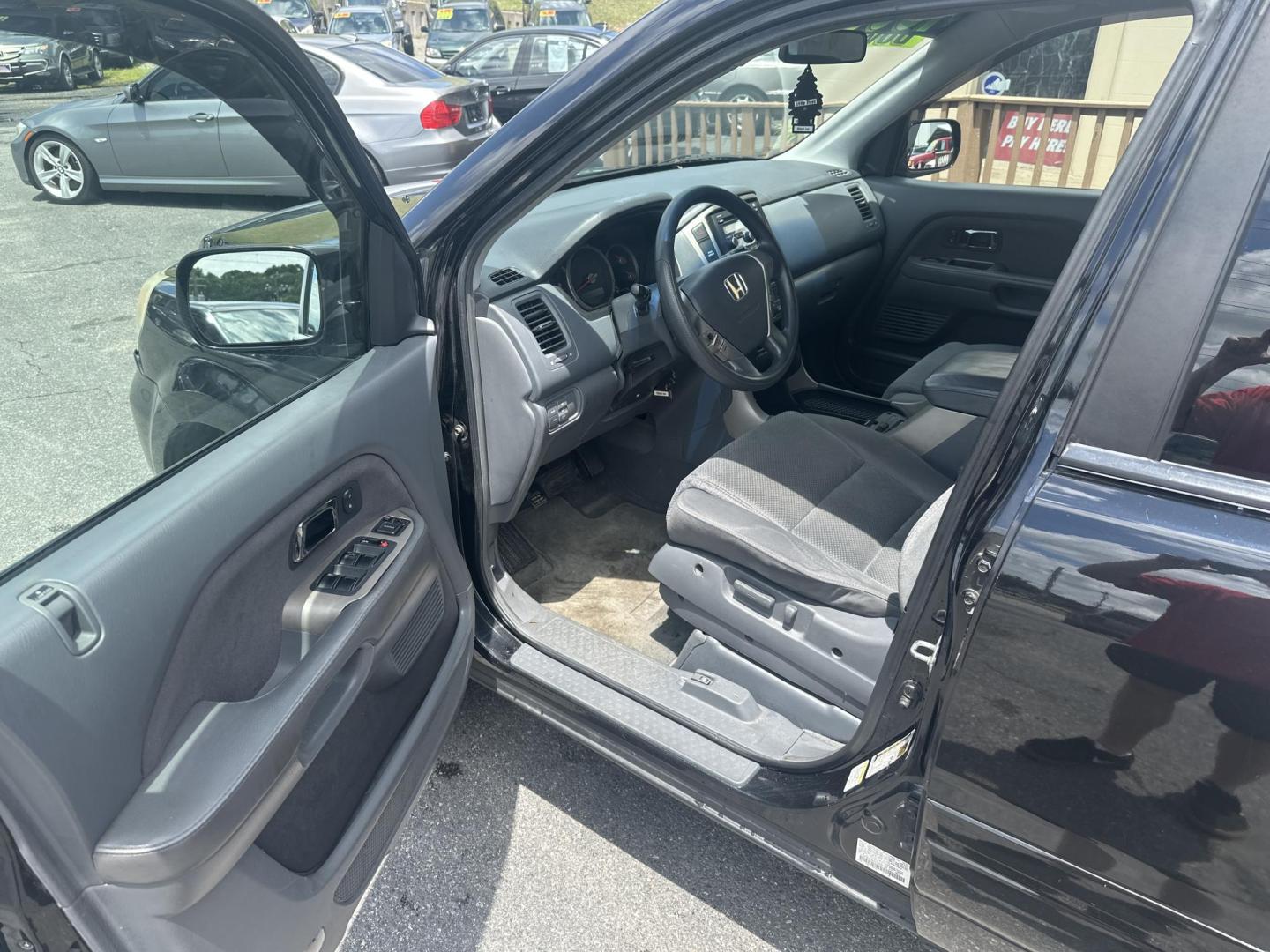 2006 Black Honda Pilot EX (5FNYF28426B) with an 3.5L V6 SOHC 24V engine, 5-Speed Automatic Overdrive transmission, located at 5700 Curlew Drive, Norfolk, VA, 23502, (757) 455-6330, 36.841885, -76.209412 - Photo#5
