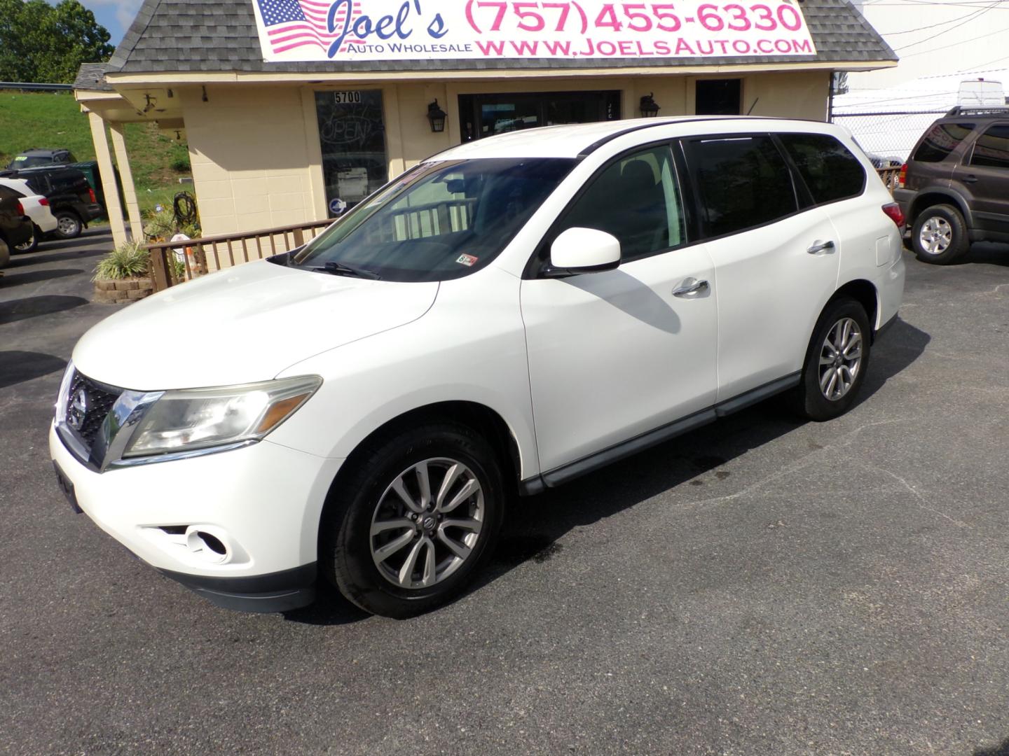 2014 WHITE Nissan Pathfinder S 4WD (5N1AR2MM9EC) with an 3.5L V6 DOHC 24V engine, Continuously Variable Transmission transmission, located at 5700 Curlew Drive, Norfolk, VA, 23502, (757) 455-6330, 36.841885, -76.209412 - Photo#0