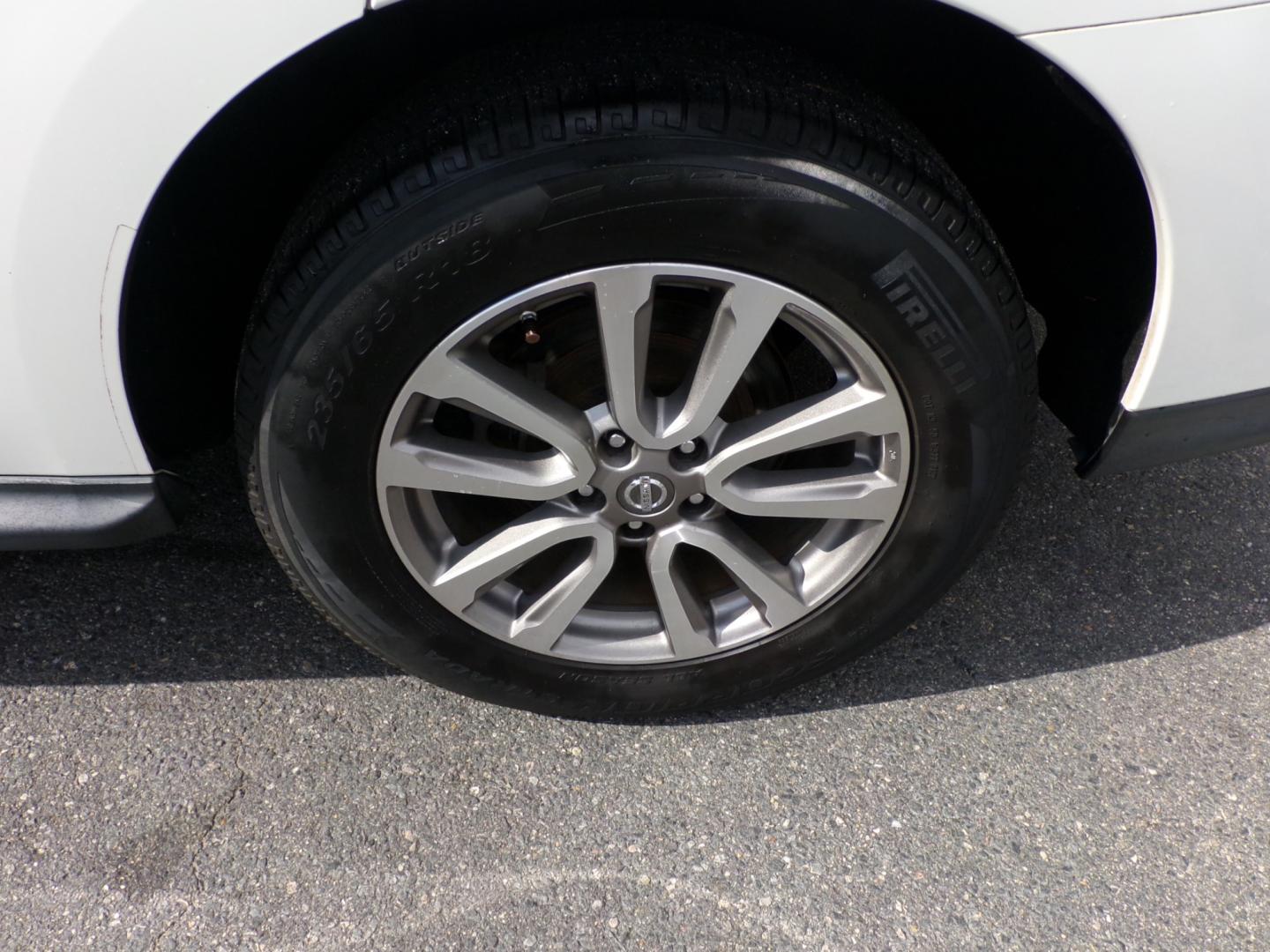 2014 WHITE Nissan Pathfinder S 4WD (5N1AR2MM9EC) with an 3.5L V6 DOHC 24V engine, Continuously Variable Transmission transmission, located at 5700 Curlew Drive, Norfolk, VA, 23502, (757) 455-6330, 36.841885, -76.209412 - Photo#11