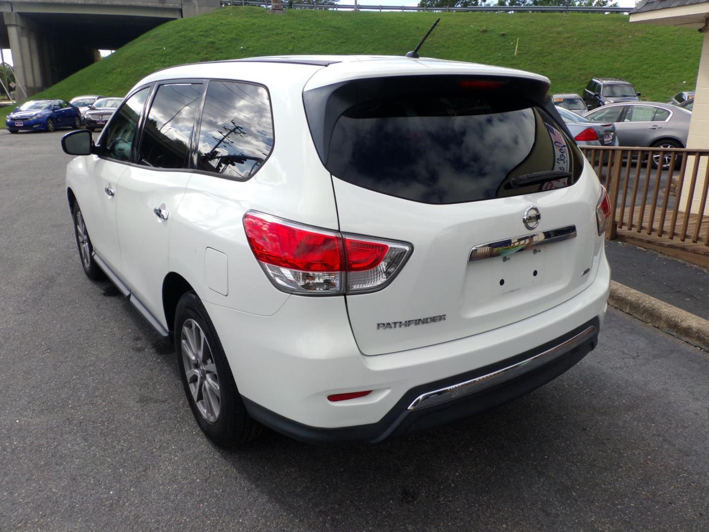 2014 WHITE Nissan Pathfinder S 4WD (5N1AR2MM9EC) with an 3.5L V6 DOHC 24V engine, Continuously Variable Transmission transmission, located at 5700 Curlew Drive, Norfolk, VA, 23502, (757) 455-6330, 36.841885, -76.209412 - Photo#12