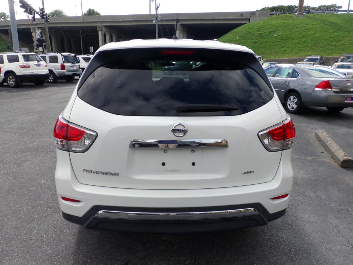 2014 WHITE Nissan Pathfinder S 4WD (5N1AR2MM9EC) with an 3.5L V6 DOHC 24V engine, Continuously Variable Transmission transmission, located at 5700 Curlew Drive, Norfolk, VA, 23502, (757) 455-6330, 36.841885, -76.209412 - Photo#13