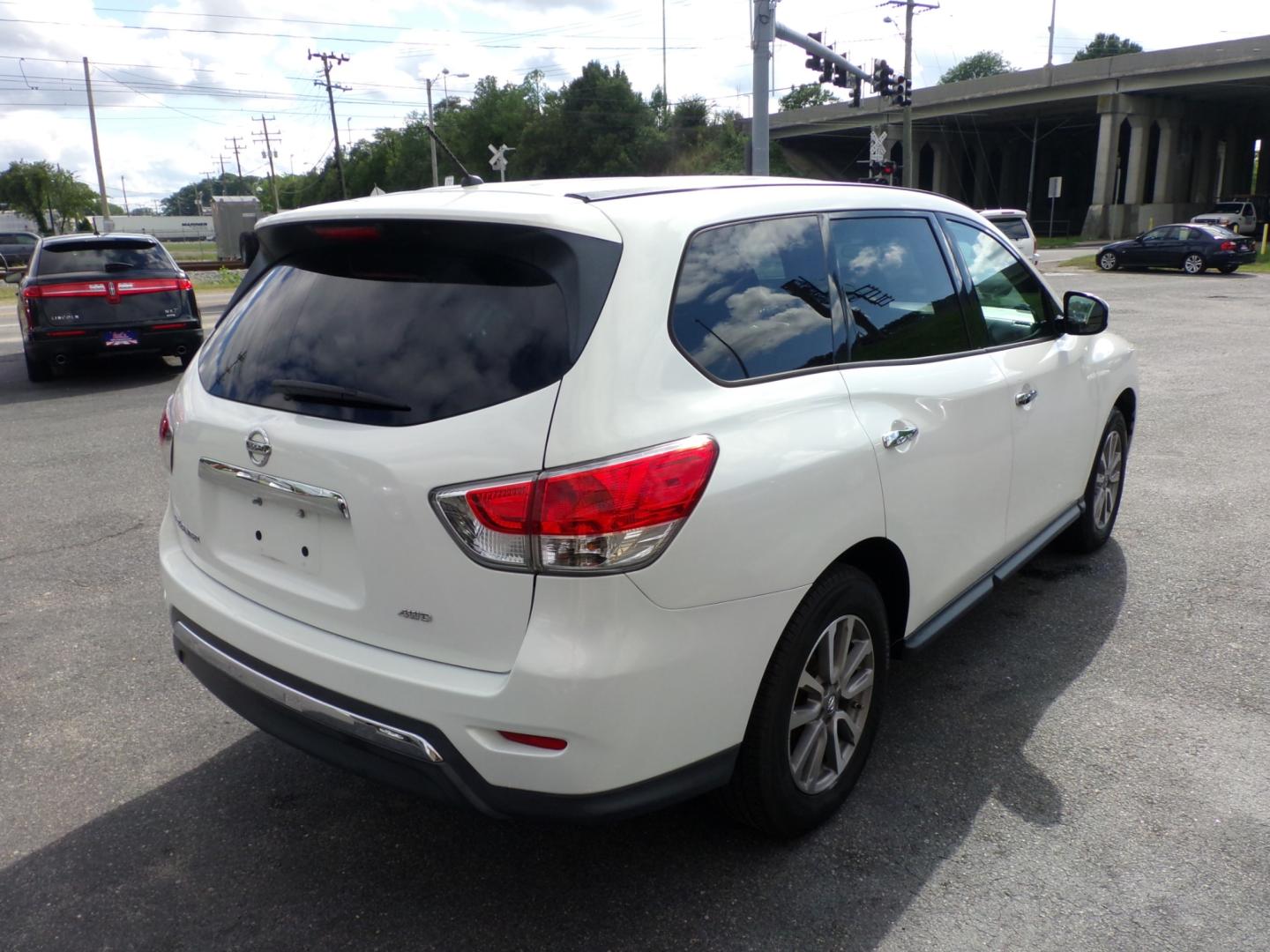 2014 WHITE Nissan Pathfinder S 4WD (5N1AR2MM9EC) with an 3.5L V6 DOHC 24V engine, Continuously Variable Transmission transmission, located at 5700 Curlew Drive, Norfolk, VA, 23502, (757) 455-6330, 36.841885, -76.209412 - Photo#14