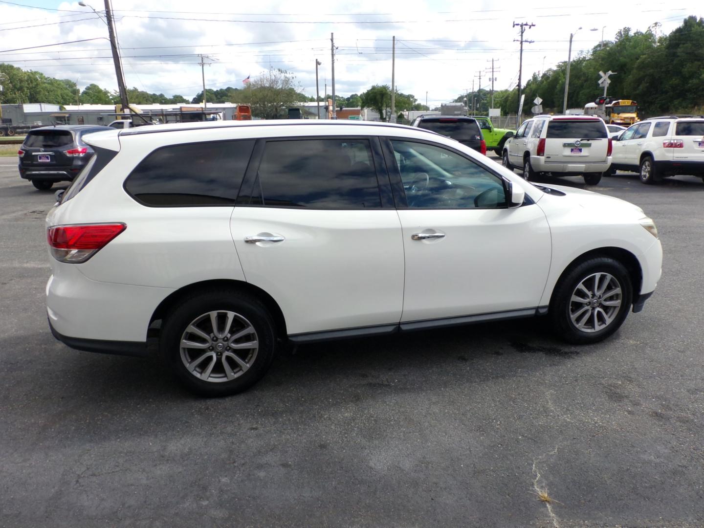 2014 WHITE Nissan Pathfinder S 4WD (5N1AR2MM9EC) with an 3.5L V6 DOHC 24V engine, Continuously Variable Transmission transmission, located at 5700 Curlew Drive, Norfolk, VA, 23502, (757) 455-6330, 36.841885, -76.209412 - Photo#15