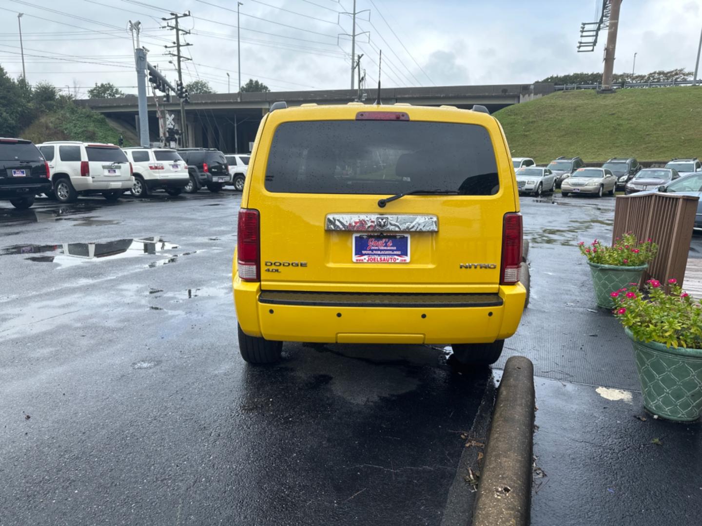 2011 Yellow /black Dodge Nitro Detonator 4WD (1D4PU6GX4BW) with an 4.0L V6 SOHC 24V engine, 5-Speed Automatic transmission, located at 5700 Curlew Drive, Norfolk, VA, 23502, (757) 455-6330, 36.841885, -76.209412 - Photo#4