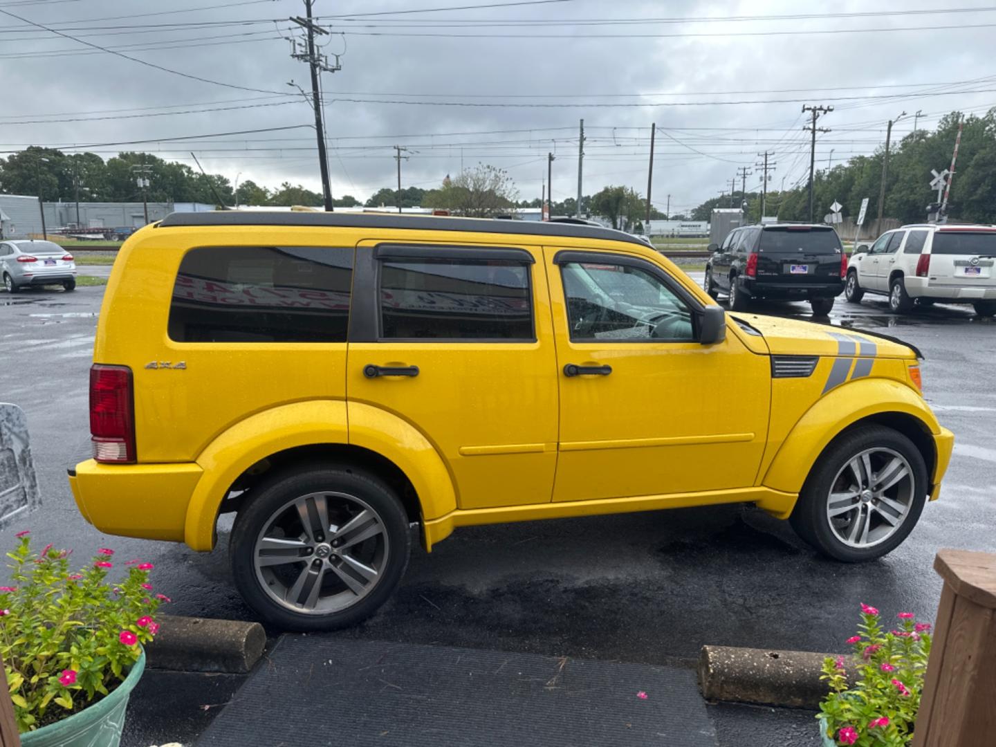 2011 Yellow /black Dodge Nitro Detonator 4WD (1D4PU6GX4BW) with an 4.0L V6 SOHC 24V engine, 5-Speed Automatic transmission, located at 5700 Curlew Drive, Norfolk, VA, 23502, (757) 455-6330, 36.841885, -76.209412 - Photo#5