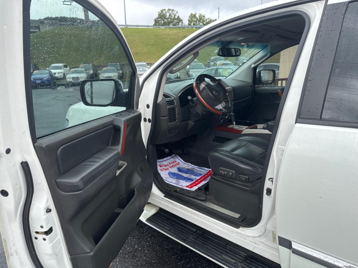 2007 white /black Infiniti QX56 AWD (5N3AA08CX7N) with an 5.6L V8 DOHC 32V engine, 5-Speed Automatic Overdrive transmission, located at 5700 Curlew Drive, Norfolk, VA, 23502, (757) 455-6330, 36.841885, -76.209412 - Photo#6