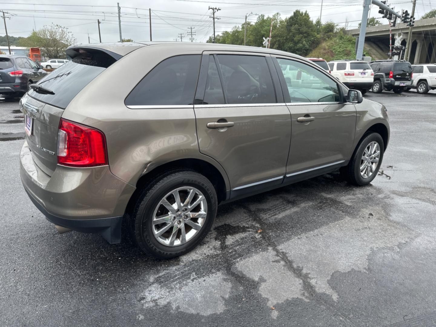 2013 olive green Ford Edge Limited FWD (2FMDK3KC2DB) with an 3.5L V6 DOHC 24V engine, 6-Speed Automatic transmission, located at 5700 Curlew Drive, Norfolk, VA, 23502, (757) 455-6330, 36.841885, -76.209412 - Photo#3