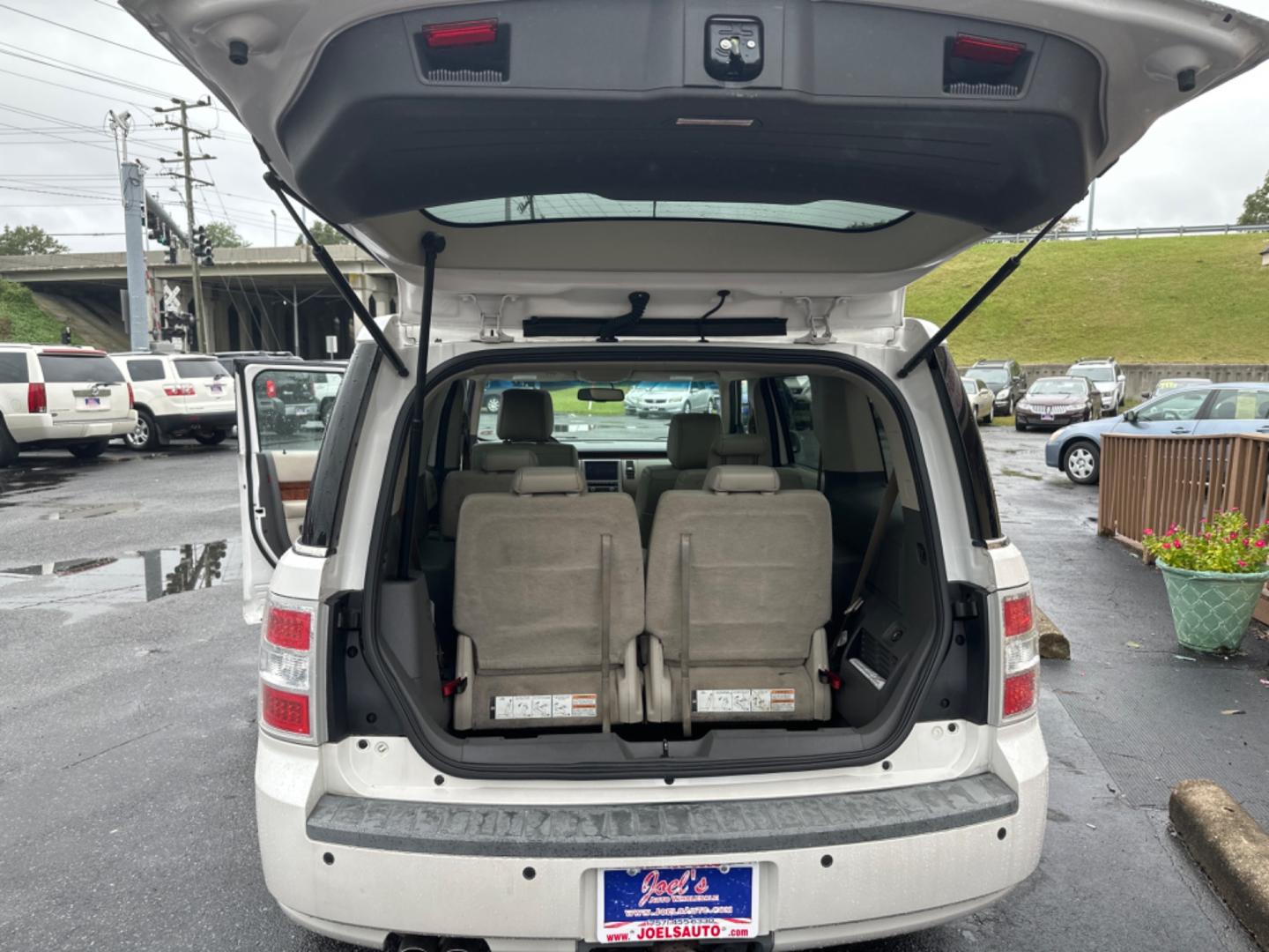 2010 white /tan Ford Flex Limited FWD (2FMGK5DC0AB) with an 3.5L V6 DOHC 24V engine, 6-Speed Automatic Overdrive transmission, located at 5700 Curlew Drive, Norfolk, VA, 23502, (757) 455-6330, 36.841885, -76.209412 - Photo#13