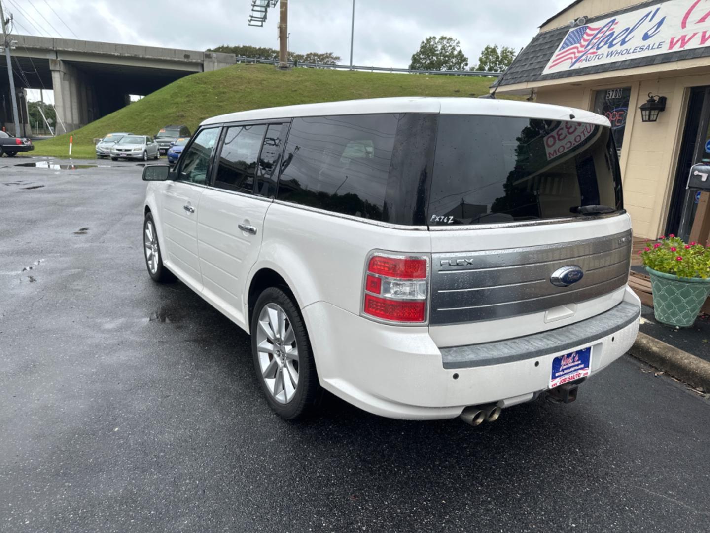 2010 white /tan Ford Flex Limited FWD (2FMGK5DC0AB) with an 3.5L V6 DOHC 24V engine, 6-Speed Automatic Overdrive transmission, located at 5700 Curlew Drive, Norfolk, VA, 23502, (757) 455-6330, 36.841885, -76.209412 - Photo#3