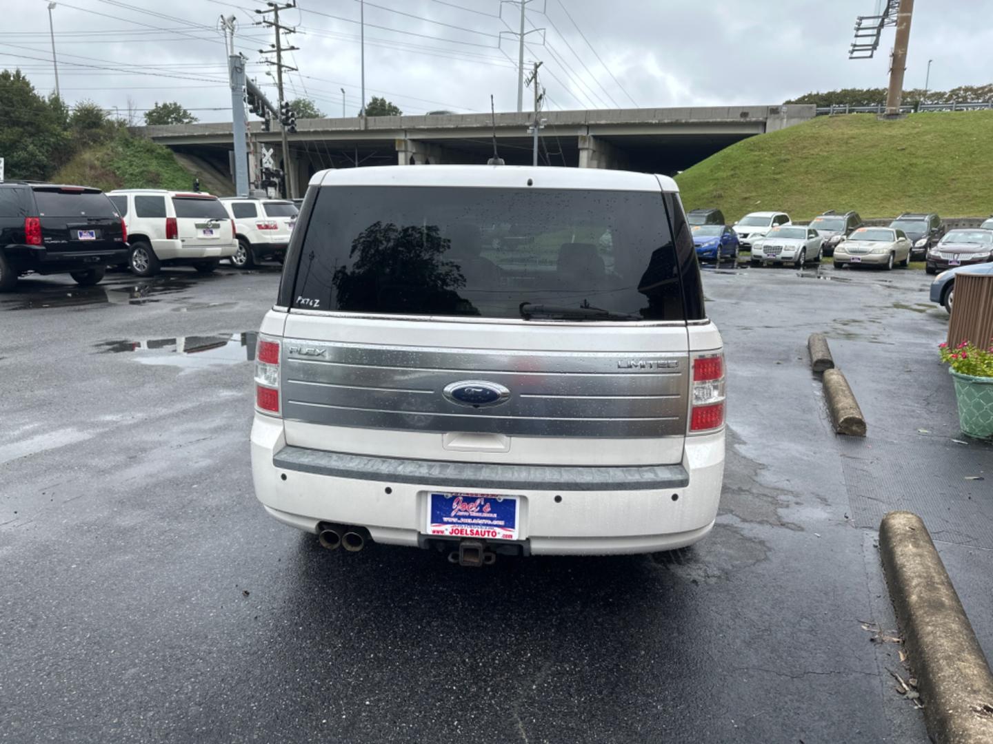 2010 white /tan Ford Flex Limited FWD (2FMGK5DC0AB) with an 3.5L V6 DOHC 24V engine, 6-Speed Automatic Overdrive transmission, located at 5700 Curlew Drive, Norfolk, VA, 23502, (757) 455-6330, 36.841885, -76.209412 - Photo#4