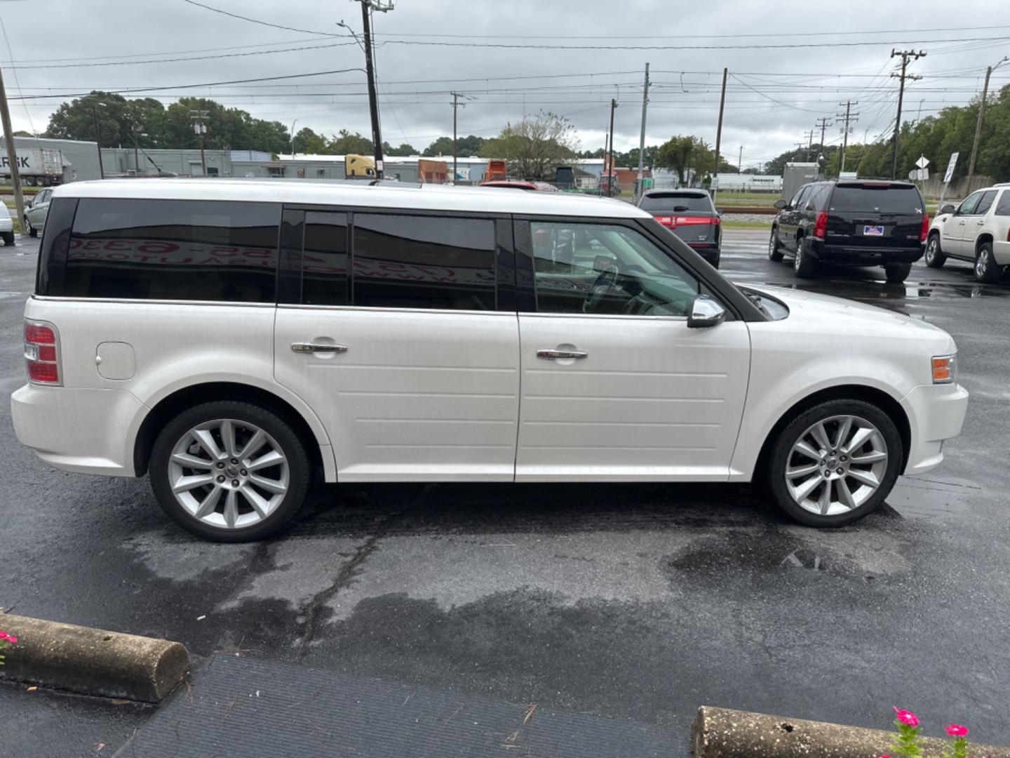 2010 white /tan Ford Flex Limited FWD (2FMGK5DC0AB) with an 3.5L V6 DOHC 24V engine, 6-Speed Automatic Overdrive transmission, located at 5700 Curlew Drive, Norfolk, VA, 23502, (757) 455-6330, 36.841885, -76.209412 - Photo#5