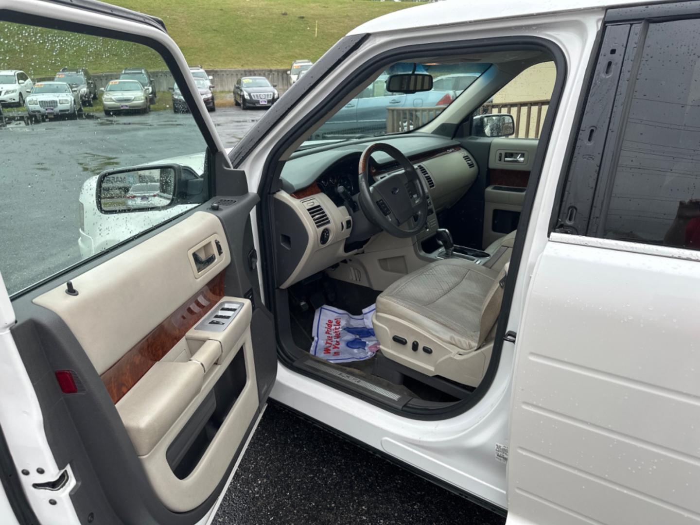 2010 white /tan Ford Flex Limited FWD (2FMGK5DC0AB) with an 3.5L V6 DOHC 24V engine, 6-Speed Automatic Overdrive transmission, located at 5700 Curlew Drive, Norfolk, VA, 23502, (757) 455-6330, 36.841885, -76.209412 - Photo#7