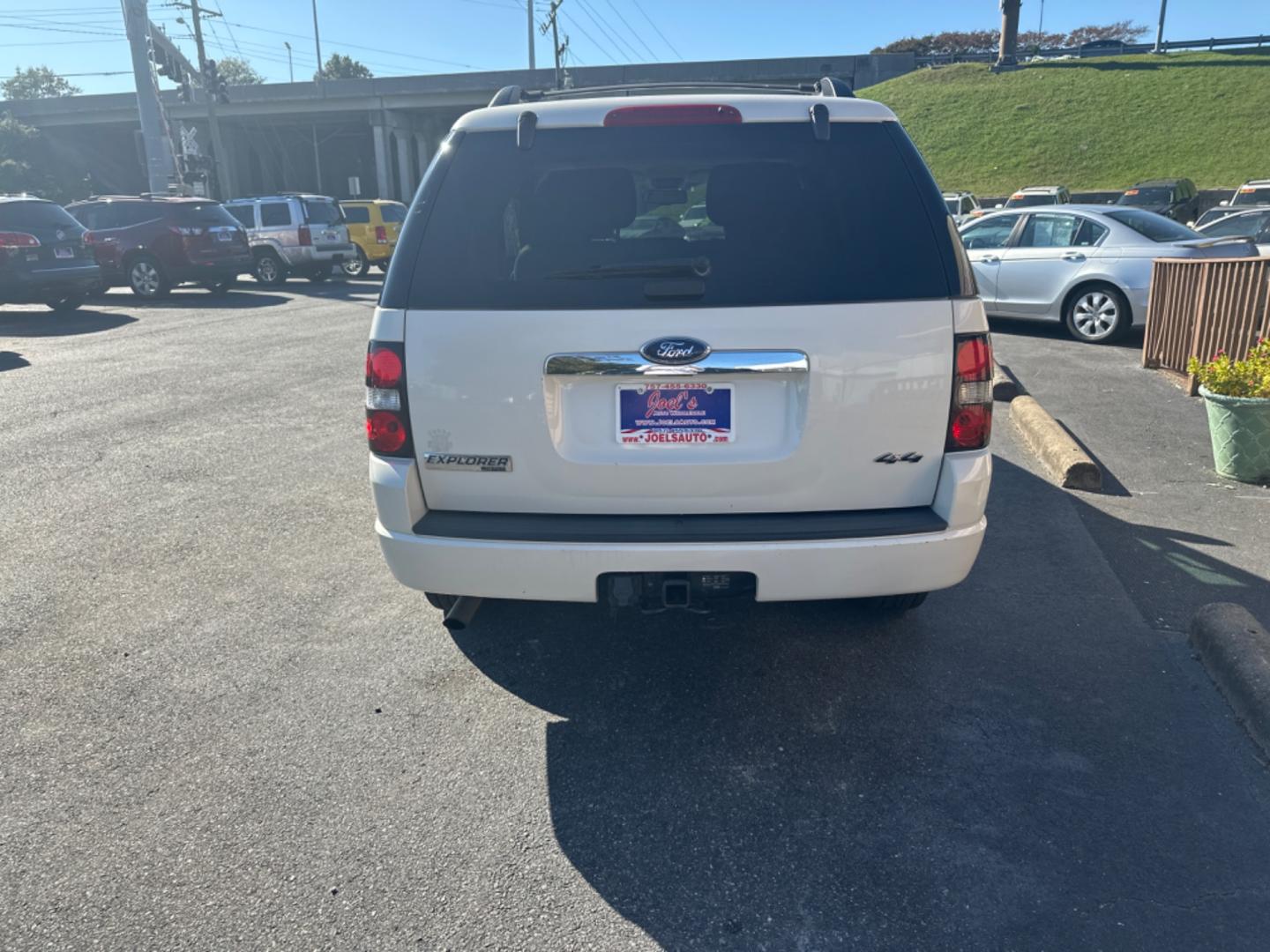 2008 white Ford Explorer Limited 4.6L 4WD (1FMEU75898U) with an 4.6L V8 SOHC 16V engine, 6-Speed Automatic Overdrive transmission, located at 5700 Curlew Drive, Norfolk, VA, 23502, (757) 455-6330, 36.841885, -76.209412 - Photo#4