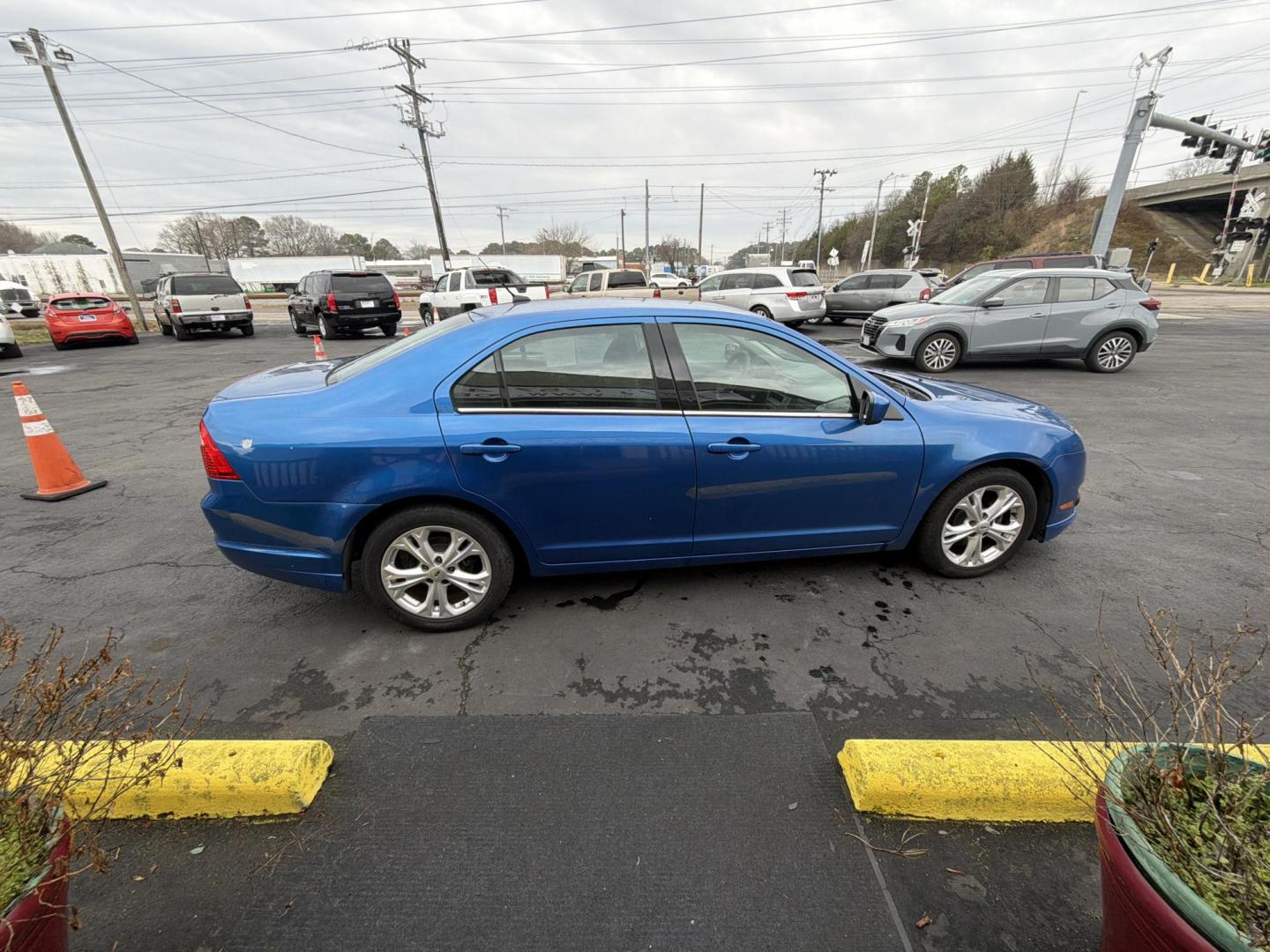 2012 Blue Ford Fusion SE (3FAHP0HAXCR) with an 2.5L L4 DOHC 16V engine, located at 5700 Curlew Drive, Norfolk, VA, 23502, (757) 455-6330, 36.841885, -76.209412 - Photo#4