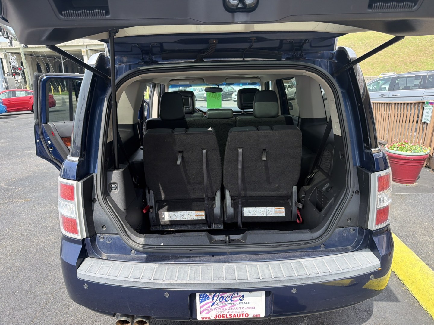 2012 Blue Ford Flex Limited FWD (2FMGK5DC9CB) with an 3.5L V6 DOHC 24V engine, 6-Speed Automatic Overdrive transmission, located at 5700 Curlew Drive, Norfolk, VA, 23502, (757) 455-6330, 36.841885, -76.209412- Photo#10